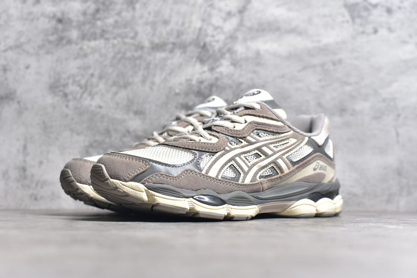图片[2]-#Asics Gel-NYC复古单品 亚瑟士ASICSTIGER秋季新款休闲鞋 厚底街头运动休闲鞋 ASICS亚瑟士推出全新GEL-NYC，彰显纽约都市活力 这次的新系列融入了多个版本GEL的经典设计风格，广受好评。其设计灵感来源于GEL-NIMBUS 3,GEL-MC PLUS V 和 GEL-CUMULUS 16 这些往日经典鞋款。GEL-NYC使用GEL-CUMULUS 16鞋款的鞋楦设计,展现了独特的现代化美学。鞋底采用了轻质发泡材料,并在后跟和前掌处采用了ASICS亚瑟士核心科技——GEL缓震胶,赋予鞋款强大的缓冲性能,提供了更柔软舒适的穿着体验。而在原有设计的启发之上,此次鞋款采用更贴合当今潮流趋势的材料和创新技术,展现出纽约充满活力的都市精神。 尺码：36-40-选品中心