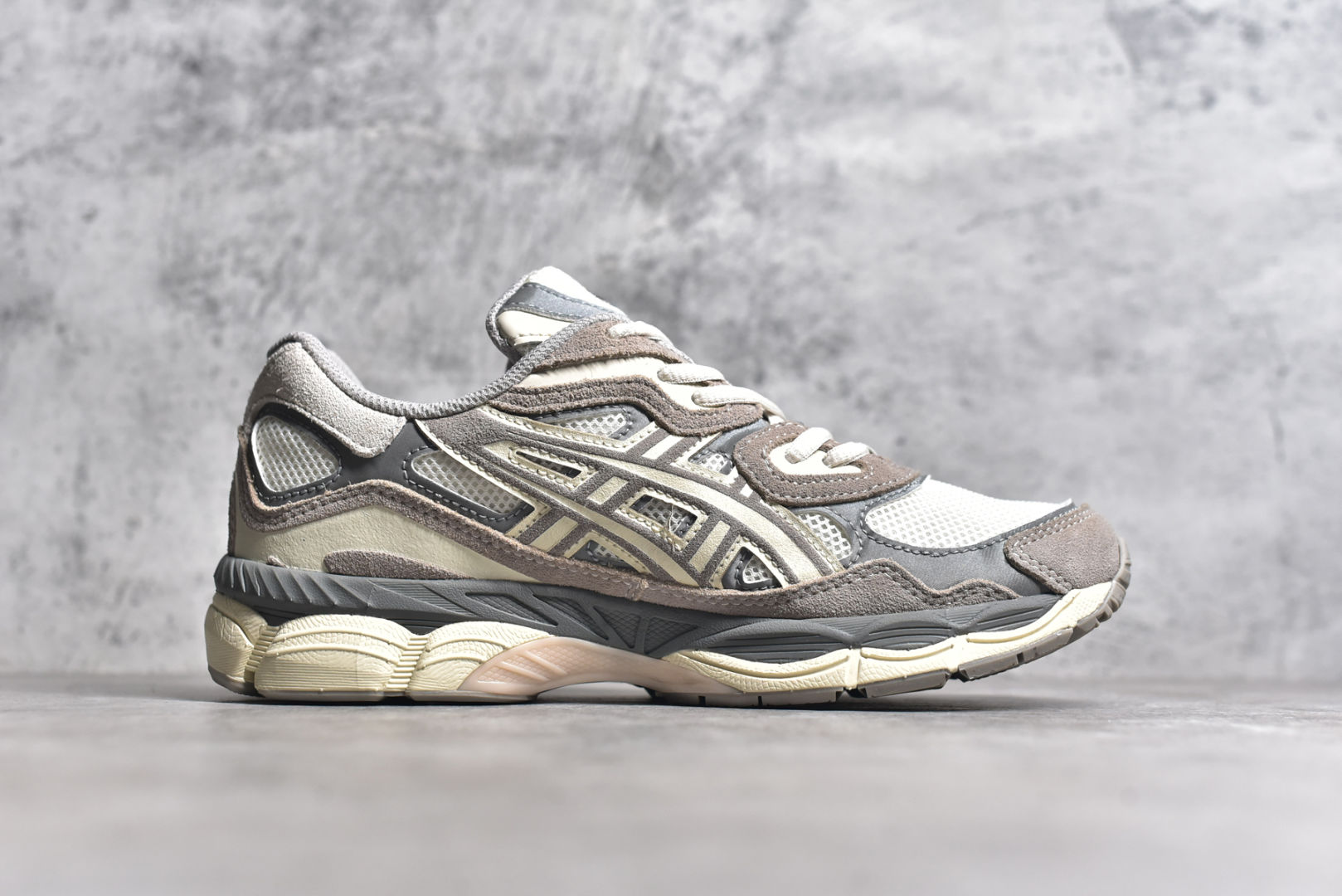 图片[3]-#Asics Gel-NYC复古单品 亚瑟士ASICSTIGER秋季新款休闲鞋 厚底街头运动休闲鞋 ASICS亚瑟士推出全新GEL-NYC，彰显纽约都市活力 这次的新系列融入了多个版本GEL的经典设计风格，广受好评。其设计灵感来源于GEL-NIMBUS 3,GEL-MC PLUS V 和 GEL-CUMULUS 16 这些往日经典鞋款。GEL-NYC使用GEL-CUMULUS 16鞋款的鞋楦设计,展现了独特的现代化美学。鞋底采用了轻质发泡材料,并在后跟和前掌处采用了ASICS亚瑟士核心科技——GEL缓震胶,赋予鞋款强大的缓冲性能,提供了更柔软舒适的穿着体验。而在原有设计的启发之上,此次鞋款采用更贴合当今潮流趋势的材料和创新技术,展现出纽约充满活力的都市精神。 尺码：36-40-选品中心