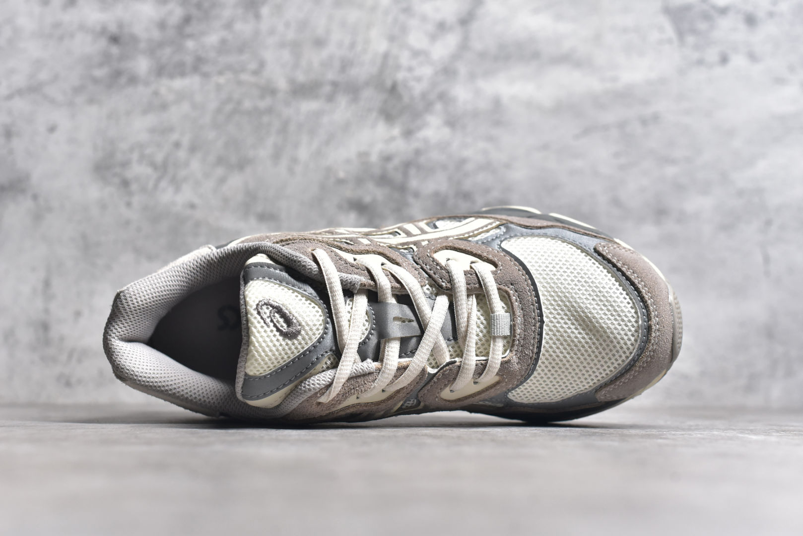 图片[4]-#Asics Gel-NYC复古单品 亚瑟士ASICSTIGER秋季新款休闲鞋 厚底街头运动休闲鞋 ASICS亚瑟士推出全新GEL-NYC，彰显纽约都市活力 这次的新系列融入了多个版本GEL的经典设计风格，广受好评。其设计灵感来源于GEL-NIMBUS 3,GEL-MC PLUS V 和 GEL-CUMULUS 16 这些往日经典鞋款。GEL-NYC使用GEL-CUMULUS 16鞋款的鞋楦设计,展现了独特的现代化美学。鞋底采用了轻质发泡材料,并在后跟和前掌处采用了ASICS亚瑟士核心科技——GEL缓震胶,赋予鞋款强大的缓冲性能,提供了更柔软舒适的穿着体验。而在原有设计的启发之上,此次鞋款采用更贴合当今潮流趋势的材料和创新技术,展现出纽约充满活力的都市精神。 尺码：36-40-选品中心