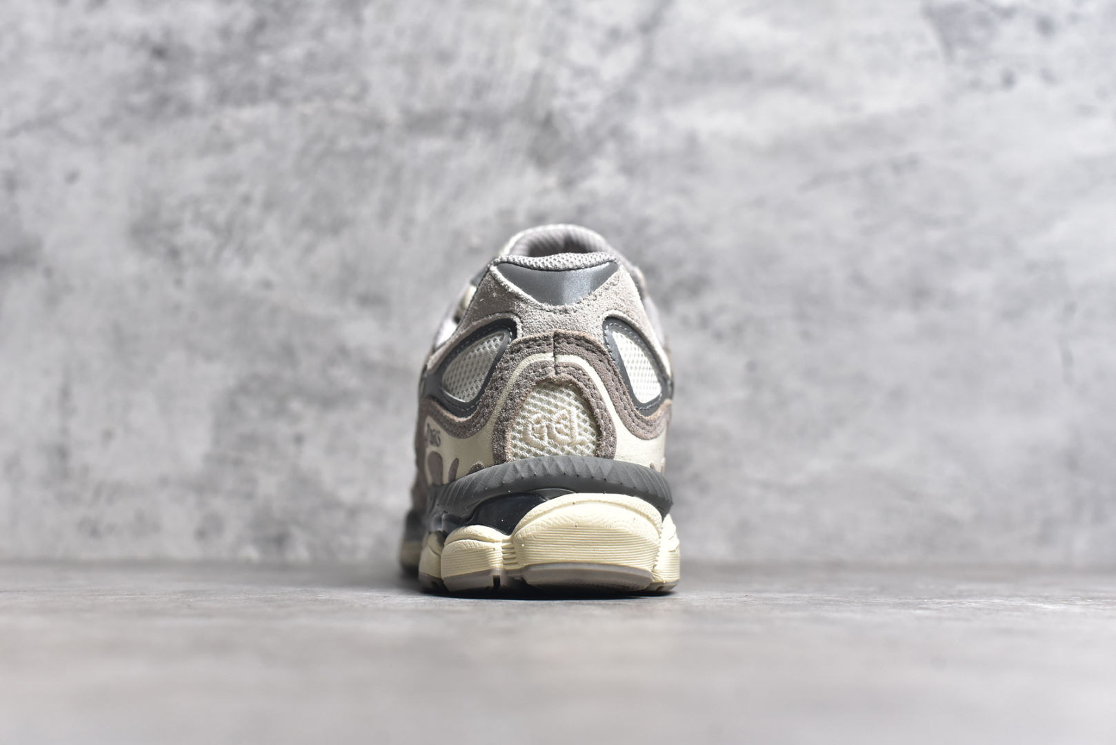 图片[5]-#Asics Gel-NYC复古单品 亚瑟士ASICSTIGER秋季新款休闲鞋 厚底街头运动休闲鞋 ASICS亚瑟士推出全新GEL-NYC，彰显纽约都市活力 这次的新系列融入了多个版本GEL的经典设计风格，广受好评。其设计灵感来源于GEL-NIMBUS 3,GEL-MC PLUS V 和 GEL-CUMULUS 16 这些往日经典鞋款。GEL-NYC使用GEL-CUMULUS 16鞋款的鞋楦设计,展现了独特的现代化美学。鞋底采用了轻质发泡材料,并在后跟和前掌处采用了ASICS亚瑟士核心科技——GEL缓震胶,赋予鞋款强大的缓冲性能,提供了更柔软舒适的穿着体验。而在原有设计的启发之上,此次鞋款采用更贴合当今潮流趋势的材料和创新技术,展现出纽约充满活力的都市精神。 尺码：36-40-选品中心