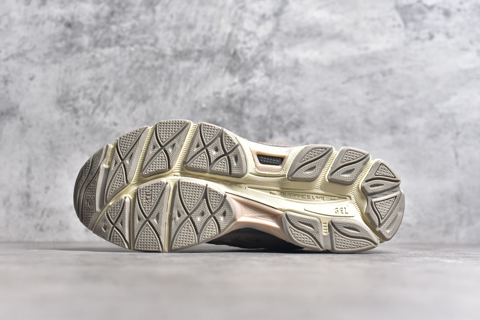 图片[6]-#Asics Gel-NYC复古单品 亚瑟士ASICSTIGER秋季新款休闲鞋 厚底街头运动休闲鞋 ASICS亚瑟士推出全新GEL-NYC，彰显纽约都市活力 这次的新系列融入了多个版本GEL的经典设计风格，广受好评。其设计灵感来源于GEL-NIMBUS 3,GEL-MC PLUS V 和 GEL-CUMULUS 16 这些往日经典鞋款。GEL-NYC使用GEL-CUMULUS 16鞋款的鞋楦设计,展现了独特的现代化美学。鞋底采用了轻质发泡材料,并在后跟和前掌处采用了ASICS亚瑟士核心科技——GEL缓震胶,赋予鞋款强大的缓冲性能,提供了更柔软舒适的穿着体验。而在原有设计的启发之上,此次鞋款采用更贴合当今潮流趋势的材料和创新技术,展现出纽约充满活力的都市精神。 尺码：36-40-选品中心