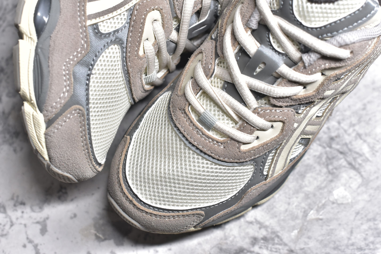 图片[8]-#Asics Gel-NYC复古单品 亚瑟士ASICSTIGER秋季新款休闲鞋 厚底街头运动休闲鞋 ASICS亚瑟士推出全新GEL-NYC，彰显纽约都市活力 这次的新系列融入了多个版本GEL的经典设计风格，广受好评。其设计灵感来源于GEL-NIMBUS 3,GEL-MC PLUS V 和 GEL-CUMULUS 16 这些往日经典鞋款。GEL-NYC使用GEL-CUMULUS 16鞋款的鞋楦设计,展现了独特的现代化美学。鞋底采用了轻质发泡材料,并在后跟和前掌处采用了ASICS亚瑟士核心科技——GEL缓震胶,赋予鞋款强大的缓冲性能,提供了更柔软舒适的穿着体验。而在原有设计的启发之上,此次鞋款采用更贴合当今潮流趋势的材料和创新技术,展现出纽约充满活力的都市精神。 尺码：36-40-选品中心