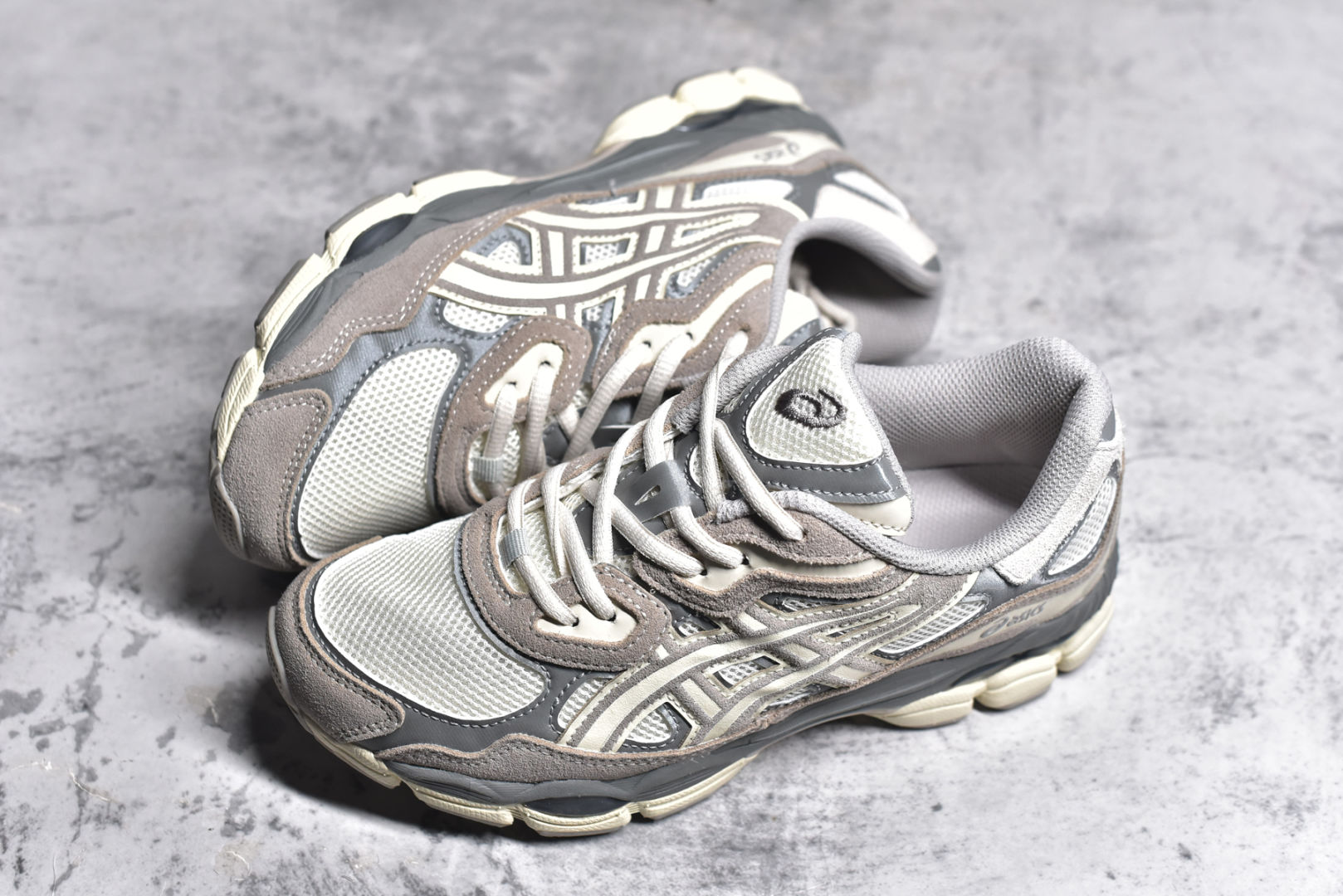 图片[7]-#Asics Gel-NYC复古单品 亚瑟士ASICSTIGER秋季新款休闲鞋 厚底街头运动休闲鞋 ASICS亚瑟士推出全新GEL-NYC，彰显纽约都市活力 这次的新系列融入了多个版本GEL的经典设计风格，广受好评。其设计灵感来源于GEL-NIMBUS 3,GEL-MC PLUS V 和 GEL-CUMULUS 16 这些往日经典鞋款。GEL-NYC使用GEL-CUMULUS 16鞋款的鞋楦设计,展现了独特的现代化美学。鞋底采用了轻质发泡材料,并在后跟和前掌处采用了ASICS亚瑟士核心科技——GEL缓震胶,赋予鞋款强大的缓冲性能,提供了更柔软舒适的穿着体验。而在原有设计的启发之上,此次鞋款采用更贴合当今潮流趋势的材料和创新技术,展现出纽约充满活力的都市精神。 尺码：36-40-选品中心