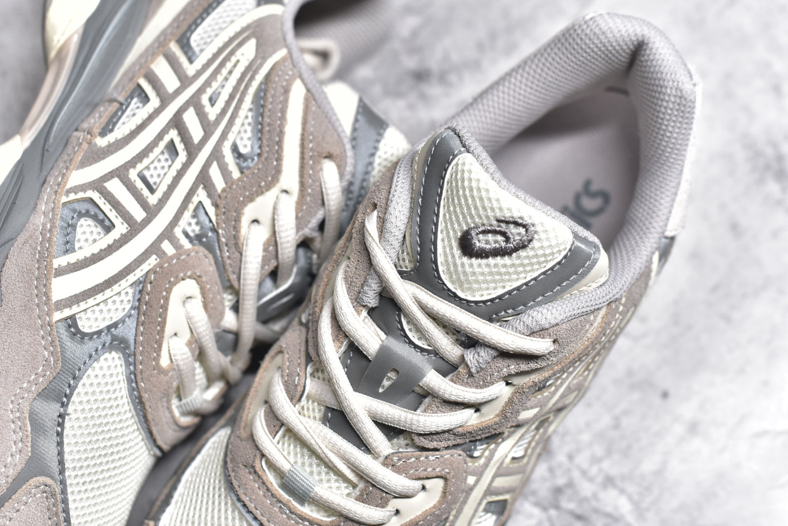 图片[9]-#Asics Gel-NYC复古单品 亚瑟士ASICSTIGER秋季新款休闲鞋 厚底街头运动休闲鞋 ASICS亚瑟士推出全新GEL-NYC，彰显纽约都市活力 这次的新系列融入了多个版本GEL的经典设计风格，广受好评。其设计灵感来源于GEL-NIMBUS 3,GEL-MC PLUS V 和 GEL-CUMULUS 16 这些往日经典鞋款。GEL-NYC使用GEL-CUMULUS 16鞋款的鞋楦设计,展现了独特的现代化美学。鞋底采用了轻质发泡材料,并在后跟和前掌处采用了ASICS亚瑟士核心科技——GEL缓震胶,赋予鞋款强大的缓冲性能,提供了更柔软舒适的穿着体验。而在原有设计的启发之上,此次鞋款采用更贴合当今潮流趋势的材料和创新技术,展现出纽约充满活力的都市精神。 尺码：36-40-选品中心