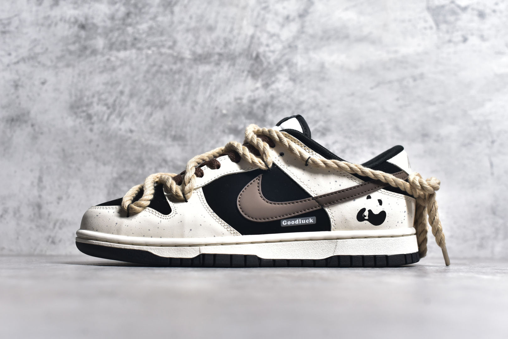 #Nk Dunk Low TMS 小小熊猫 多巴胺摩卡 中国风泼墨做旧解构 低帮休闲板鞋 DD1391-100 #以蓝莓配色 小熊猫为灵感，奶白色和可可摩卡交汇配色营造不一般的复古气质，呈现出鞋子的更多可玩性和潮流感。整体设计尽显个性，呈现出强烈的潮流氛围感，百搭耐看。穿着出门回头率满满，作为配搭单品更是风格鲜明，极具潮流感 尺码：36 37 37.5 38 38.5 39 40 40.5 41 42 42.5 43 44 44.5 45 46-选品中心