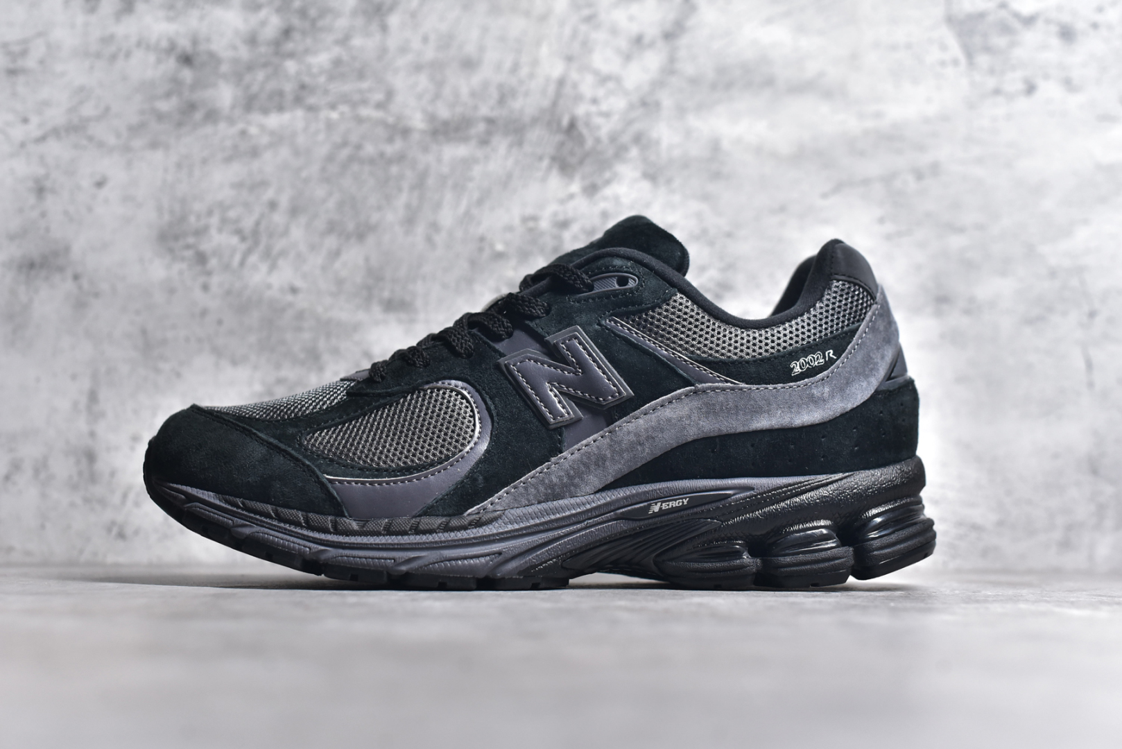 #New Balance WL2002 复古休闲跑步鞋 M2002RBL全新批次 细节材料升级，鞋款延续了经典科技，升级版N-ERGY缓震物料机能与材质上脚太舒适了，鞋面的柔软麂皮搭配尼龙网布，特别透气而且还复古感，不管是搭配牛仔裤还工装裤都是百搭！尺码：36 37 37.5 38 38.5 39 40 40.5 41 42 42.5 43 44 45 46.5-选品中心