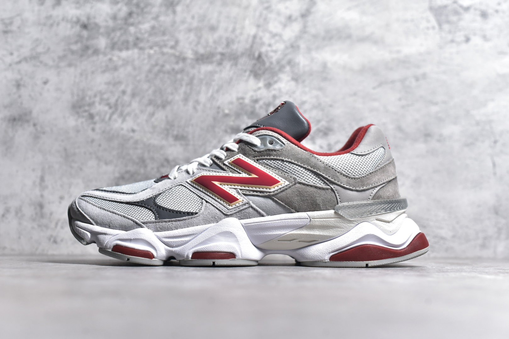 #Joe Freshgoods x New Balance NB9060 联名款 复古休闲运动慢跑鞋 鞋款灵感源自设计师本人对夏日的怀日回忆。鞋面大身由空间双格及磨砂鞋面拼接而生，配以柔和、温暖的粉橘色调，夏日氛围拉满#采用大面积网眼以及麂皮材质覆盖鞋身，还原经典气质。搭载ABZORB避震科技，由泡沫聚酯制成，上脚可以有效减少由鞋底反弹对身体及双腿的冲击力 货号： U9060EGL 尺码：36 37 37.5 38 38.5 39.5 40 40.5 41.5 42 42.5 43 44 44.5 45 46.5-选品中心