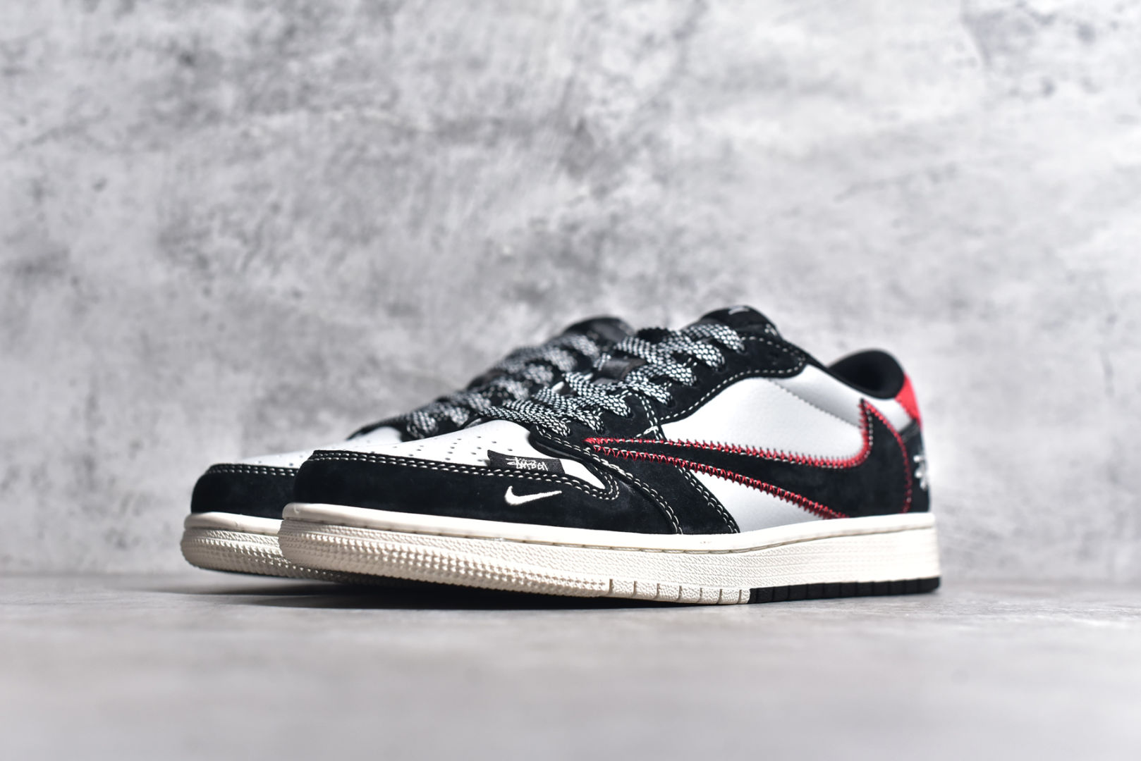 图片[2]-#Travis Scott x Fragment Design x Air Jordan 1 Low OG SP AJ1 乔1 斯图西联名-黑红刺绣勾 低帮文化休闲板鞋 SJ2068-133 #多方联名合作融合了Travis Scott 独特的音乐风格，藤原浩个性的设计风格以及Jordan品牌的经典元素 使其成为一双具有独特身份和价值的鞋子 清新而立体的外观加上联名标识更突出了其独特身份 这种配色方案显示出活力和时尚感 在视觉上引人注目 鞋身的质感和细腻的细节处理使其显得高端而格调十足 这款“倒钩”联名是设计与创意完美结合 融合多方的个性风格是一款备受瞩目的潮流鞋款 尺码：36 36.5 37.5 38 38.5 39 40 40.5 41 42 42.5 43 44 44.5 45-选品中心