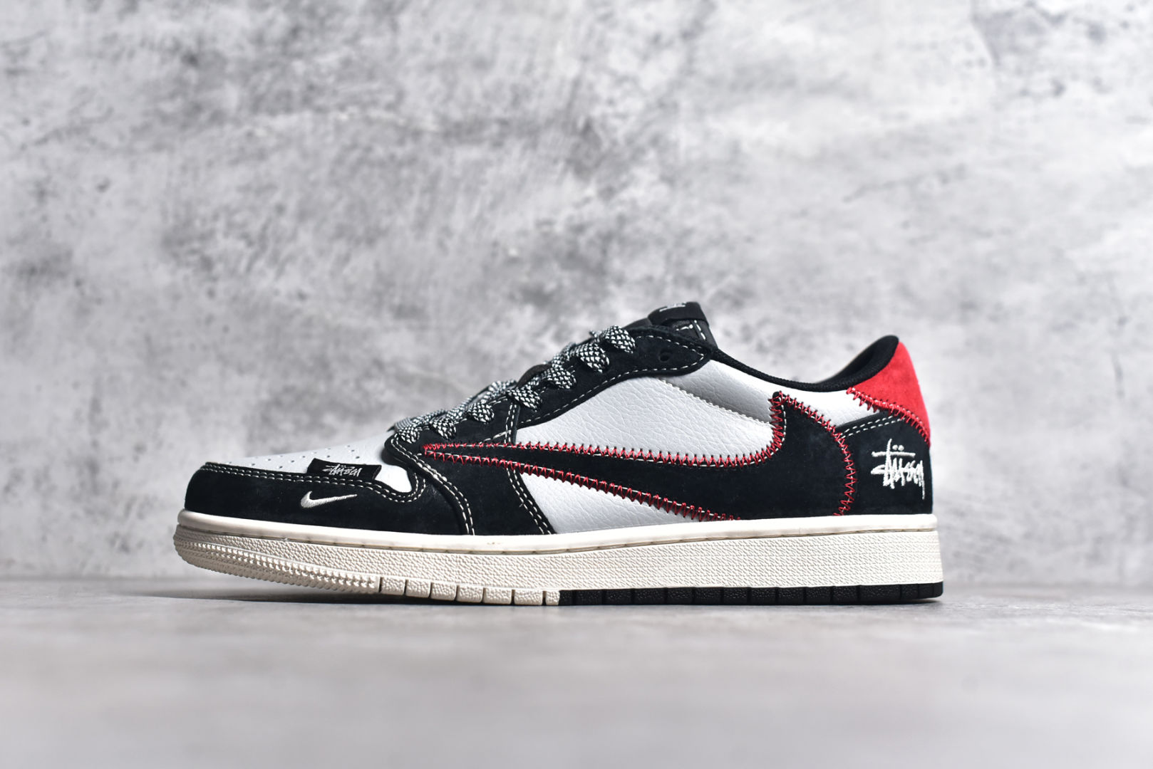 #Travis Scott x Fragment Design x Air Jordan 1 Low OG SP AJ1 乔1 斯图西联名-黑红刺绣勾 低帮文化休闲板鞋 SJ2068-133 #多方联名合作融合了Travis Scott 独特的音乐风格，藤原浩个性的设计风格以及Jordan品牌的经典元素 使其成为一双具有独特身份和价值的鞋子 清新而立体的外观加上联名标识更突出了其独特身份 这种配色方案显示出活力和时尚感 在视觉上引人注目 鞋身的质感和细腻的细节处理使其显得高端而格调十足 这款“倒钩”联名是设计与创意完美结合 融合多方的个性风格是一款备受瞩目的潮流鞋款 尺码：36 36.5 37.5 38 38.5 39 40 40.5 41 42 42.5 43 44 44.5 45-选品中心