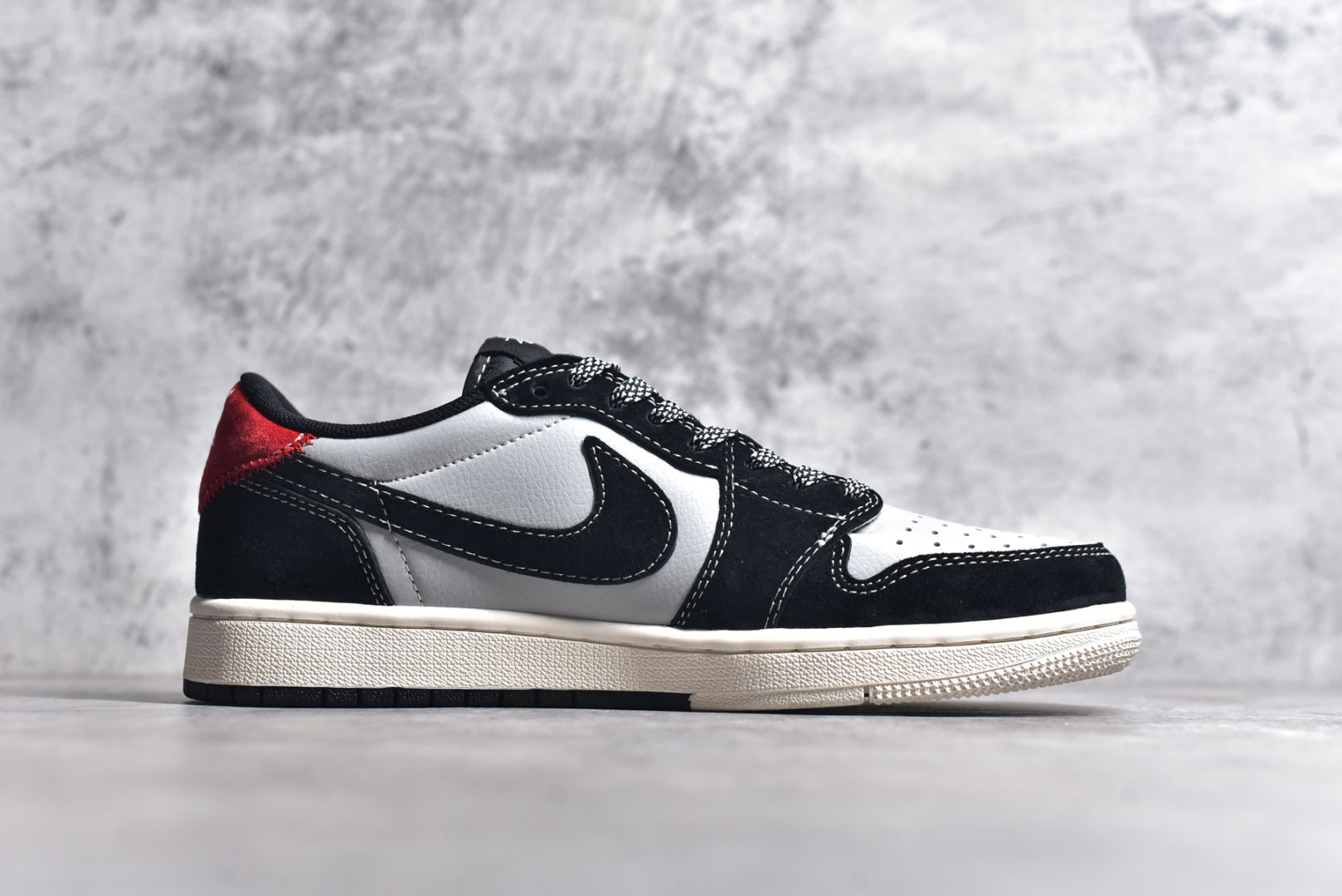 图片[3]-#Travis Scott x Fragment Design x Air Jordan 1 Low OG SP AJ1 乔1 斯图西联名-黑红刺绣勾 低帮文化休闲板鞋 SJ2068-133 #多方联名合作融合了Travis Scott 独特的音乐风格，藤原浩个性的设计风格以及Jordan品牌的经典元素 使其成为一双具有独特身份和价值的鞋子 清新而立体的外观加上联名标识更突出了其独特身份 这种配色方案显示出活力和时尚感 在视觉上引人注目 鞋身的质感和细腻的细节处理使其显得高端而格调十足 这款“倒钩”联名是设计与创意完美结合 融合多方的个性风格是一款备受瞩目的潮流鞋款 尺码：36 36.5 37.5 38 38.5 39 40 40.5 41 42 42.5 43 44 44.5 45-选品中心