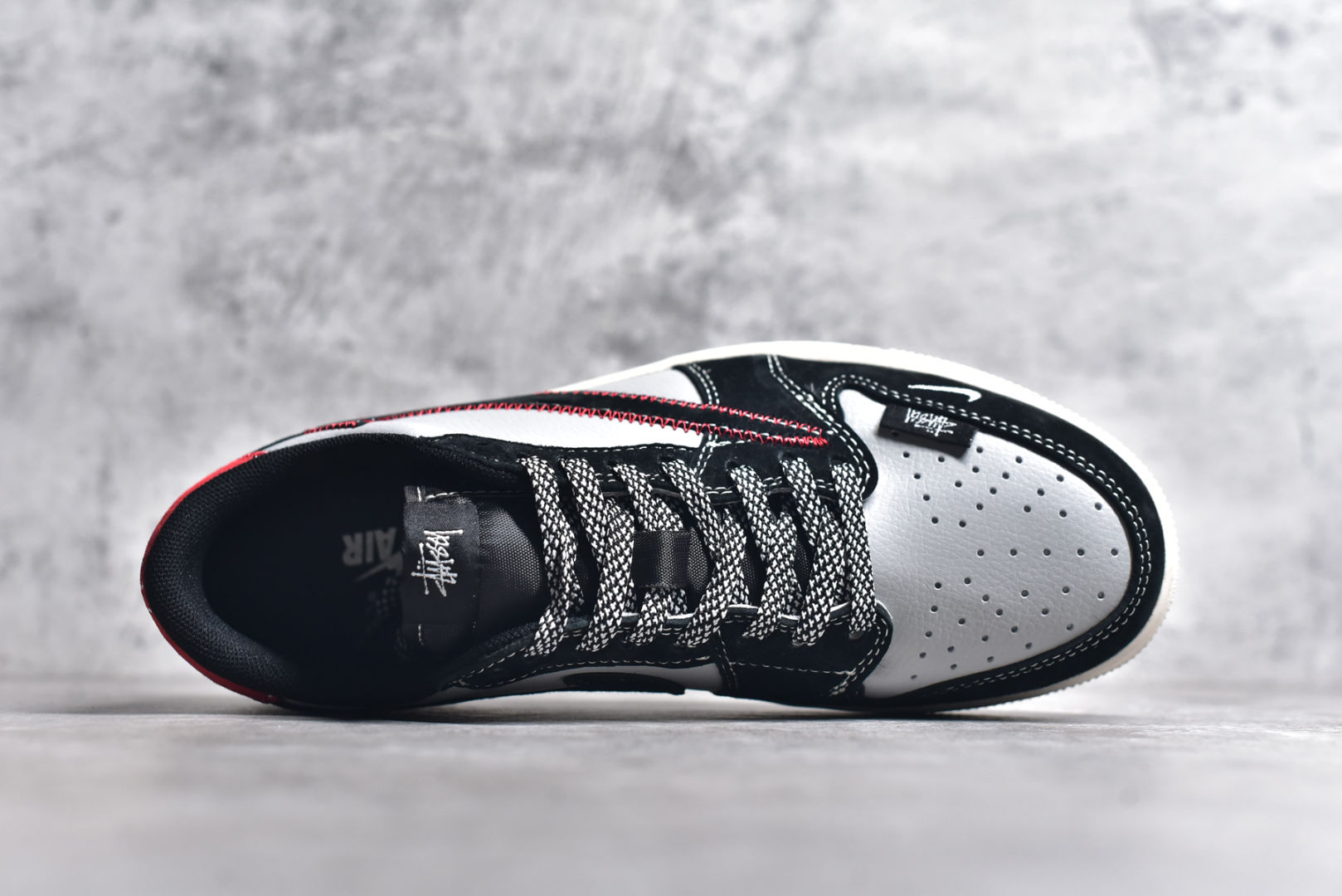 图片[4]-#Travis Scott x Fragment Design x Air Jordan 1 Low OG SP AJ1 乔1 斯图西联名-黑红刺绣勾 低帮文化休闲板鞋 SJ2068-133 #多方联名合作融合了Travis Scott 独特的音乐风格，藤原浩个性的设计风格以及Jordan品牌的经典元素 使其成为一双具有独特身份和价值的鞋子 清新而立体的外观加上联名标识更突出了其独特身份 这种配色方案显示出活力和时尚感 在视觉上引人注目 鞋身的质感和细腻的细节处理使其显得高端而格调十足 这款“倒钩”联名是设计与创意完美结合 融合多方的个性风格是一款备受瞩目的潮流鞋款 尺码：36 36.5 37.5 38 38.5 39 40 40.5 41 42 42.5 43 44 44.5 45-选品中心