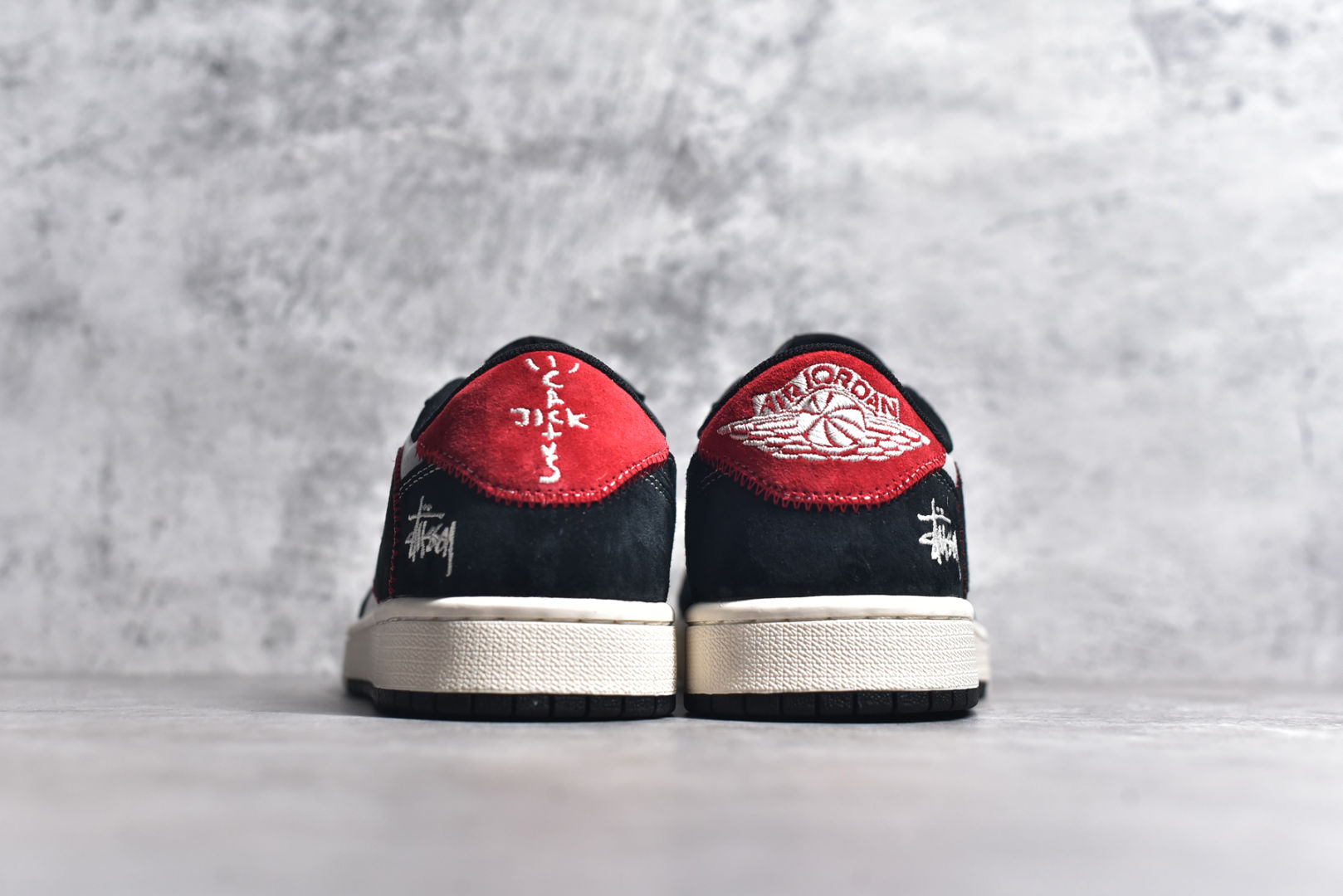 图片[5]-#Travis Scott x Fragment Design x Air Jordan 1 Low OG SP AJ1 乔1 斯图西联名-黑红刺绣勾 低帮文化休闲板鞋 SJ2068-133 #多方联名合作融合了Travis Scott 独特的音乐风格，藤原浩个性的设计风格以及Jordan品牌的经典元素 使其成为一双具有独特身份和价值的鞋子 清新而立体的外观加上联名标识更突出了其独特身份 这种配色方案显示出活力和时尚感 在视觉上引人注目 鞋身的质感和细腻的细节处理使其显得高端而格调十足 这款“倒钩”联名是设计与创意完美结合 融合多方的个性风格是一款备受瞩目的潮流鞋款 尺码：36 36.5 37.5 38 38.5 39 40 40.5 41 42 42.5 43 44 44.5 45-选品中心