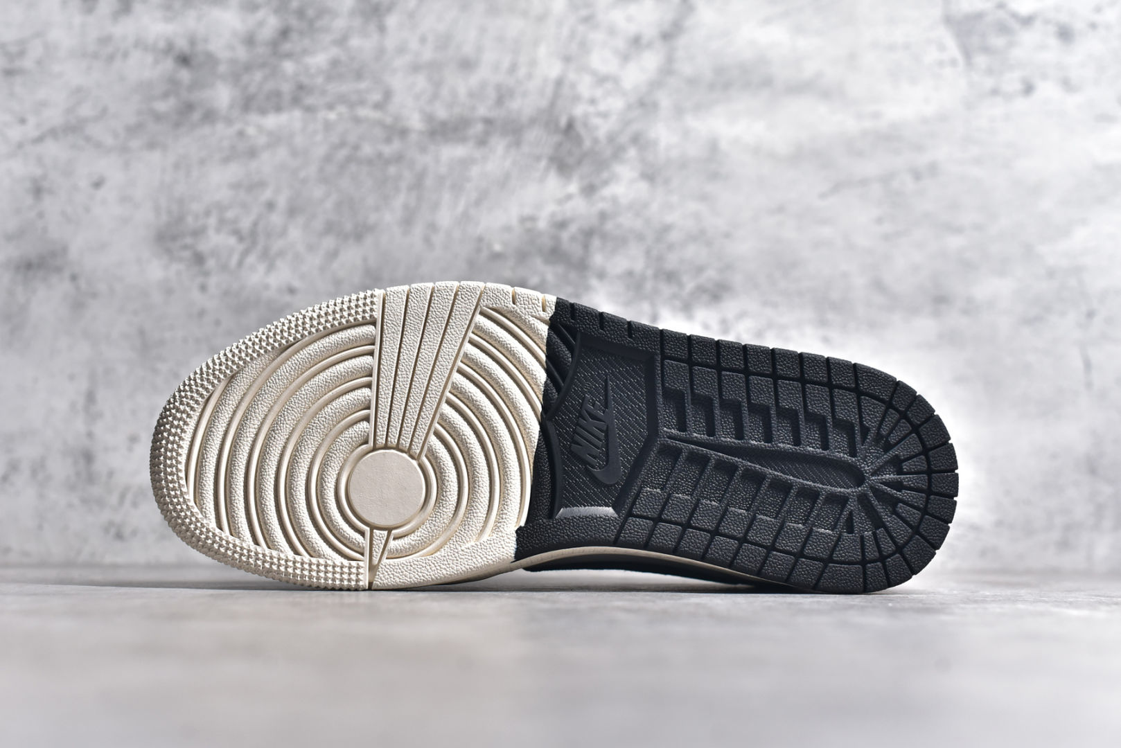 图片[6]-#Travis Scott x Fragment Design x Air Jordan 1 Low OG SP AJ1 乔1 斯图西联名-黑红刺绣勾 低帮文化休闲板鞋 SJ2068-133 #多方联名合作融合了Travis Scott 独特的音乐风格，藤原浩个性的设计风格以及Jordan品牌的经典元素 使其成为一双具有独特身份和价值的鞋子 清新而立体的外观加上联名标识更突出了其独特身份 这种配色方案显示出活力和时尚感 在视觉上引人注目 鞋身的质感和细腻的细节处理使其显得高端而格调十足 这款“倒钩”联名是设计与创意完美结合 融合多方的个性风格是一款备受瞩目的潮流鞋款 尺码：36 36.5 37.5 38 38.5 39 40 40.5 41 42 42.5 43 44 44.5 45-选品中心