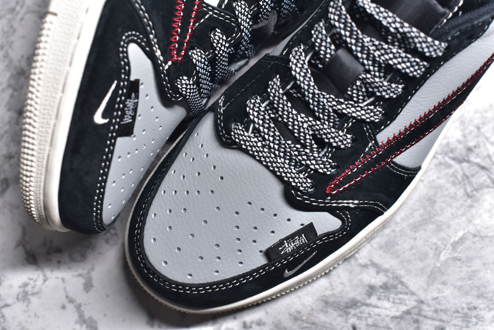 图片[8]-#Travis Scott x Fragment Design x Air Jordan 1 Low OG SP AJ1 乔1 斯图西联名-黑红刺绣勾 低帮文化休闲板鞋 SJ2068-133 #多方联名合作融合了Travis Scott 独特的音乐风格，藤原浩个性的设计风格以及Jordan品牌的经典元素 使其成为一双具有独特身份和价值的鞋子 清新而立体的外观加上联名标识更突出了其独特身份 这种配色方案显示出活力和时尚感 在视觉上引人注目 鞋身的质感和细腻的细节处理使其显得高端而格调十足 这款“倒钩”联名是设计与创意完美结合 融合多方的个性风格是一款备受瞩目的潮流鞋款 尺码：36 36.5 37.5 38 38.5 39 40 40.5 41 42 42.5 43 44 44.5 45-选品中心