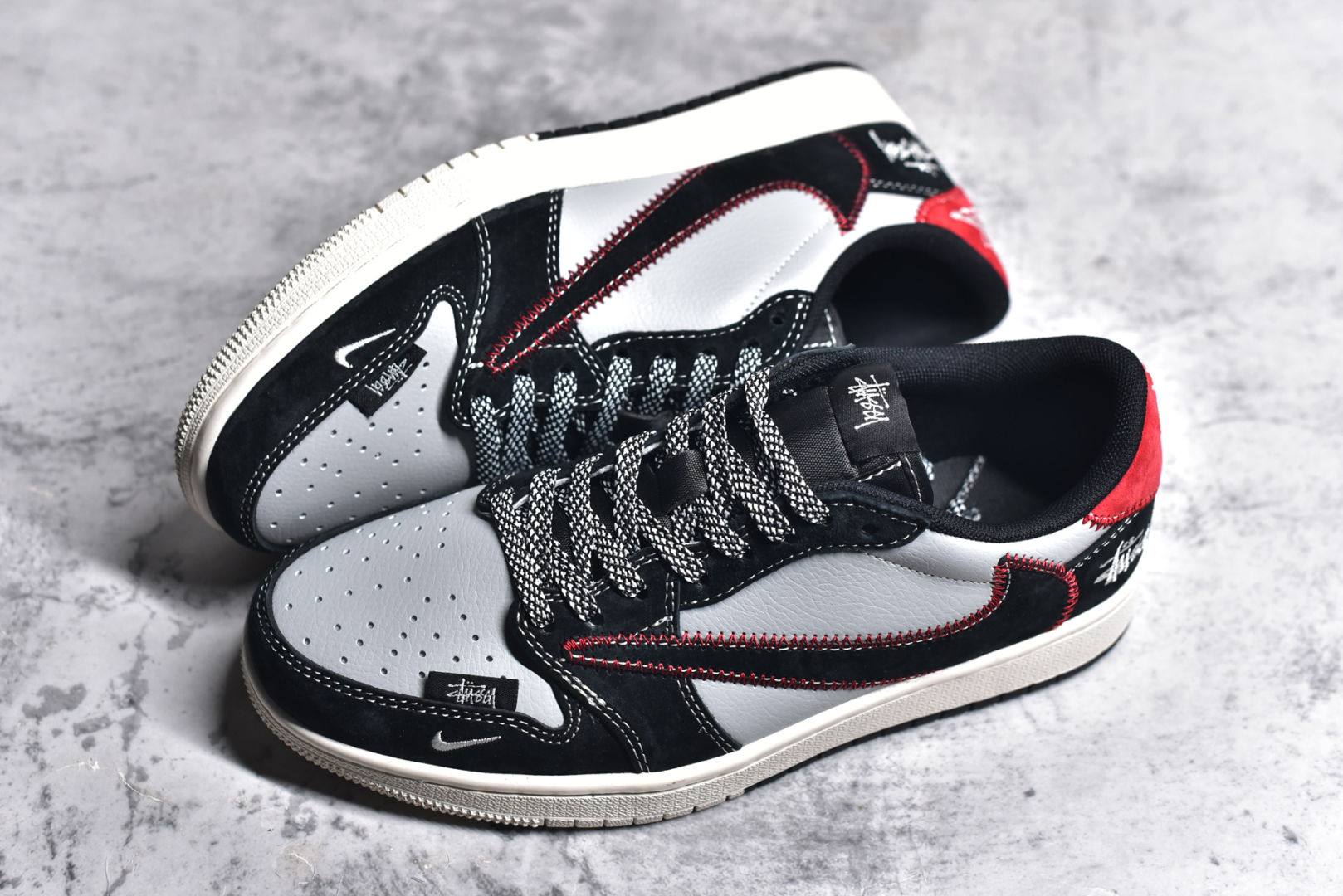图片[7]-#Travis Scott x Fragment Design x Air Jordan 1 Low OG SP AJ1 乔1 斯图西联名-黑红刺绣勾 低帮文化休闲板鞋 SJ2068-133 #多方联名合作融合了Travis Scott 独特的音乐风格，藤原浩个性的设计风格以及Jordan品牌的经典元素 使其成为一双具有独特身份和价值的鞋子 清新而立体的外观加上联名标识更突出了其独特身份 这种配色方案显示出活力和时尚感 在视觉上引人注目 鞋身的质感和细腻的细节处理使其显得高端而格调十足 这款“倒钩”联名是设计与创意完美结合 融合多方的个性风格是一款备受瞩目的潮流鞋款 尺码：36 36.5 37.5 38 38.5 39 40 40.5 41 42 42.5 43 44 44.5 45-选品中心
