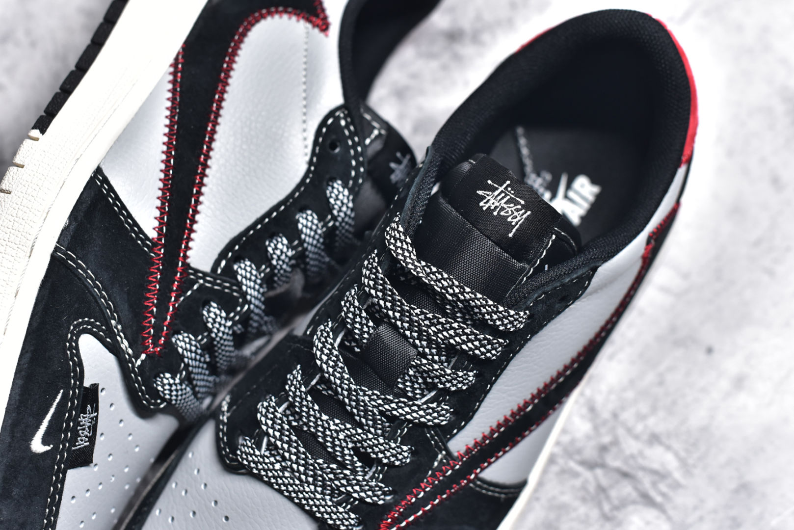 图片[9]-#Travis Scott x Fragment Design x Air Jordan 1 Low OG SP AJ1 乔1 斯图西联名-黑红刺绣勾 低帮文化休闲板鞋 SJ2068-133 #多方联名合作融合了Travis Scott 独特的音乐风格，藤原浩个性的设计风格以及Jordan品牌的经典元素 使其成为一双具有独特身份和价值的鞋子 清新而立体的外观加上联名标识更突出了其独特身份 这种配色方案显示出活力和时尚感 在视觉上引人注目 鞋身的质感和细腻的细节处理使其显得高端而格调十足 这款“倒钩”联名是设计与创意完美结合 融合多方的个性风格是一款备受瞩目的潮流鞋款 尺码：36 36.5 37.5 38 38.5 39 40 40.5 41 42 42.5 43 44 44.5 45-选品中心