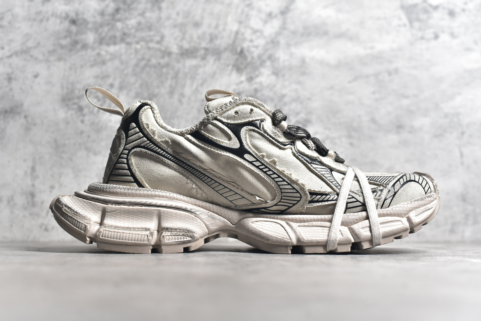 图片[3]-#BALENCIAGA 3XL Sneakers 巴黎世家十代网布系带低帮走秀复古老爹鞋 全套原纸板楦头开发 最原汁原味的灵魂版型 全鞋荧光划线卡点 胶水把控整洁度追求极致完美 每一双都是工艺品 多重QC质检 超越公司货的品控标准 实实在在的免检产品 原盒原配 正确字体电绣 粗细、位置、大小正确 侧边TPU 透气孔匹配意产原版 正确分离大底 TPU软底 原版一致大底LOGO 立体感十足 原厂皮料水洗做旧 采购原厂网纱 不含皮革 网布材料和聚氨酯 磨损效果 鞋头边缘和后帮 Balenciaga 徽标 鞋面和后跟凸印尺码 鞋舌 3XL 橡胶品牌标识和反光细节 鞋帮拉袢和鞋舌拉祥 配反光细节 备用鞋带在鞋履前侧 可在穿着前取下 便于不同造型搭配 偏大一码 尺码：35 36 37 38 39 40 41 42 43 44 45 46-选品中心