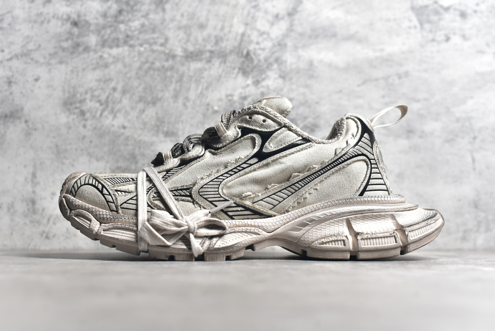#BALENCIAGA 3XL Sneakers 巴黎世家十代网布系带低帮走秀复古老爹鞋 全套原纸板楦头开发 最原汁原味的灵魂版型 全鞋荧光划线卡点 胶水把控整洁度追求极致完美 每一双都是工艺品 多重QC质检 超越公司货的品控标准 实实在在的免检产品 原盒原配 正确字体电绣 粗细、位置、大小正确 侧边TPU 透气孔匹配意产原版 正确分离大底 TPU软底 原版一致大底LOGO 立体感十足 原厂皮料水洗做旧 采购原厂网纱 不含皮革 网布材料和聚氨酯 磨损效果 鞋头边缘和后帮 Balenciaga 徽标 鞋面和后跟凸印尺码 鞋舌 3XL 橡胶品牌标识和反光细节 鞋帮拉袢和鞋舌拉祥 配反光细节 备用鞋带在鞋履前侧 可在穿着前取下 便于不同造型搭配 偏大一码 尺码：35 36 37 38 39 40 41 42 43 44 45 46-选品中心