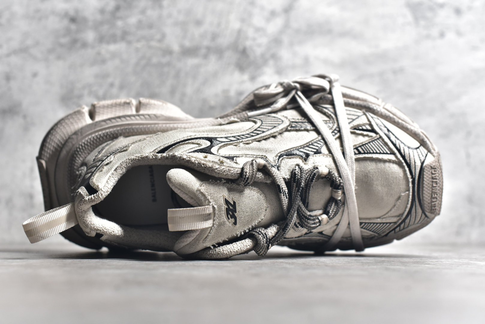 图片[4]-#BALENCIAGA 3XL Sneakers 巴黎世家十代网布系带低帮走秀复古老爹鞋 全套原纸板楦头开发 最原汁原味的灵魂版型 全鞋荧光划线卡点 胶水把控整洁度追求极致完美 每一双都是工艺品 多重QC质检 超越公司货的品控标准 实实在在的免检产品 原盒原配 正确字体电绣 粗细、位置、大小正确 侧边TPU 透气孔匹配意产原版 正确分离大底 TPU软底 原版一致大底LOGO 立体感十足 原厂皮料水洗做旧 采购原厂网纱 不含皮革 网布材料和聚氨酯 磨损效果 鞋头边缘和后帮 Balenciaga 徽标 鞋面和后跟凸印尺码 鞋舌 3XL 橡胶品牌标识和反光细节 鞋帮拉袢和鞋舌拉祥 配反光细节 备用鞋带在鞋履前侧 可在穿着前取下 便于不同造型搭配 偏大一码 尺码：35 36 37 38 39 40 41 42 43 44 45 46-选品中心