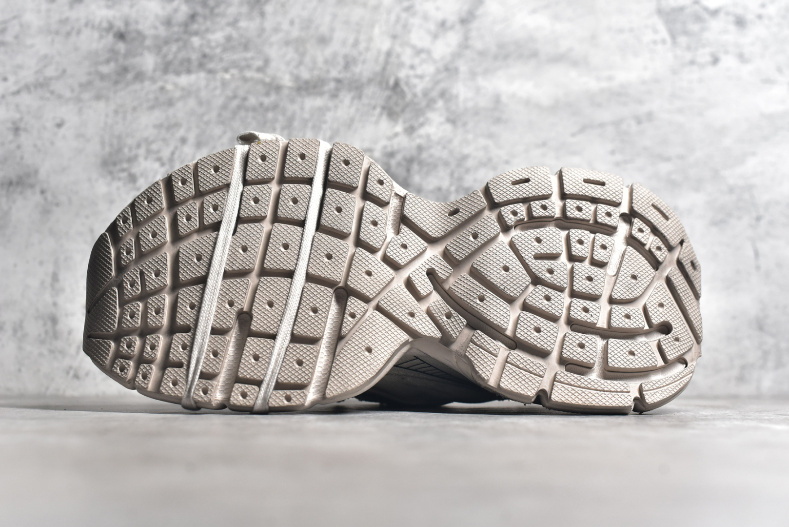 图片[6]-#BALENCIAGA 3XL Sneakers 巴黎世家十代网布系带低帮走秀复古老爹鞋 全套原纸板楦头开发 最原汁原味的灵魂版型 全鞋荧光划线卡点 胶水把控整洁度追求极致完美 每一双都是工艺品 多重QC质检 超越公司货的品控标准 实实在在的免检产品 原盒原配 正确字体电绣 粗细、位置、大小正确 侧边TPU 透气孔匹配意产原版 正确分离大底 TPU软底 原版一致大底LOGO 立体感十足 原厂皮料水洗做旧 采购原厂网纱 不含皮革 网布材料和聚氨酯 磨损效果 鞋头边缘和后帮 Balenciaga 徽标 鞋面和后跟凸印尺码 鞋舌 3XL 橡胶品牌标识和反光细节 鞋帮拉袢和鞋舌拉祥 配反光细节 备用鞋带在鞋履前侧 可在穿着前取下 便于不同造型搭配 偏大一码 尺码：35 36 37 38 39 40 41 42 43 44 45 46-选品中心