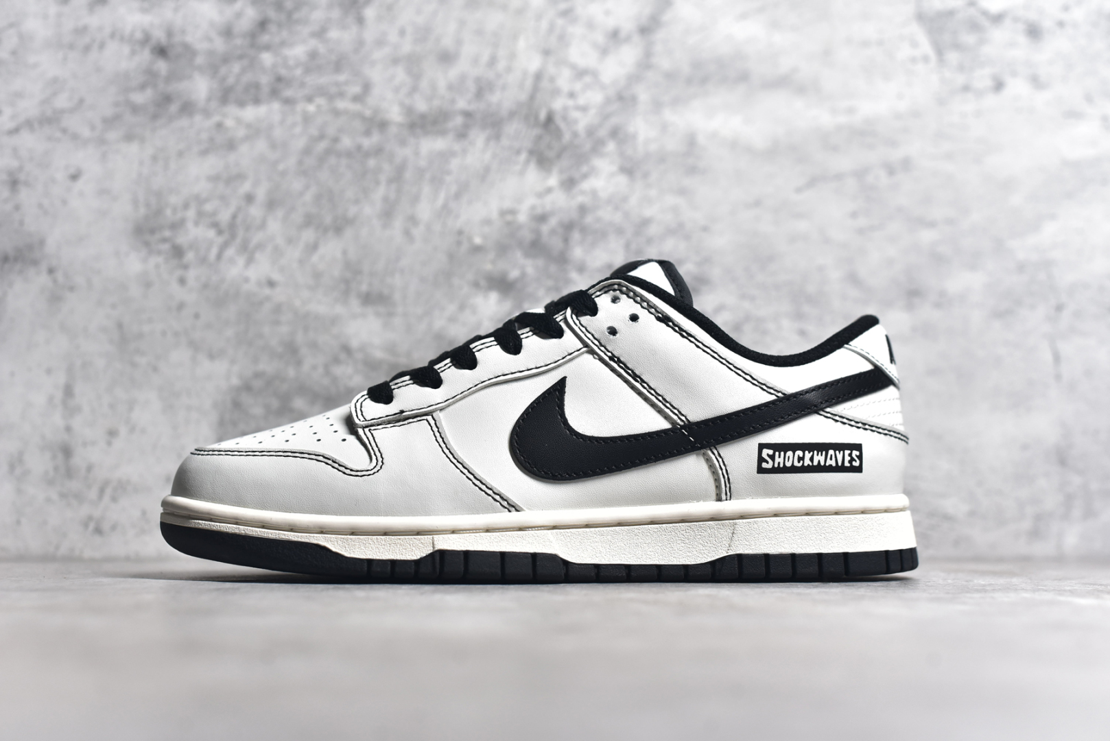 #NK Dunk Low \”Panda\” 线条熊猫 氧化做旧 高街潮流 复古低帮休闲板鞋 DD1391-100 #配色灵感来源以简约高街为主题，黑色线条增加了鞋子的层次感，米白配色的鞋面，简约又百搭。 尺码：40 40.5 41 42 42.5 43 44 44.5 45 46-选品中心