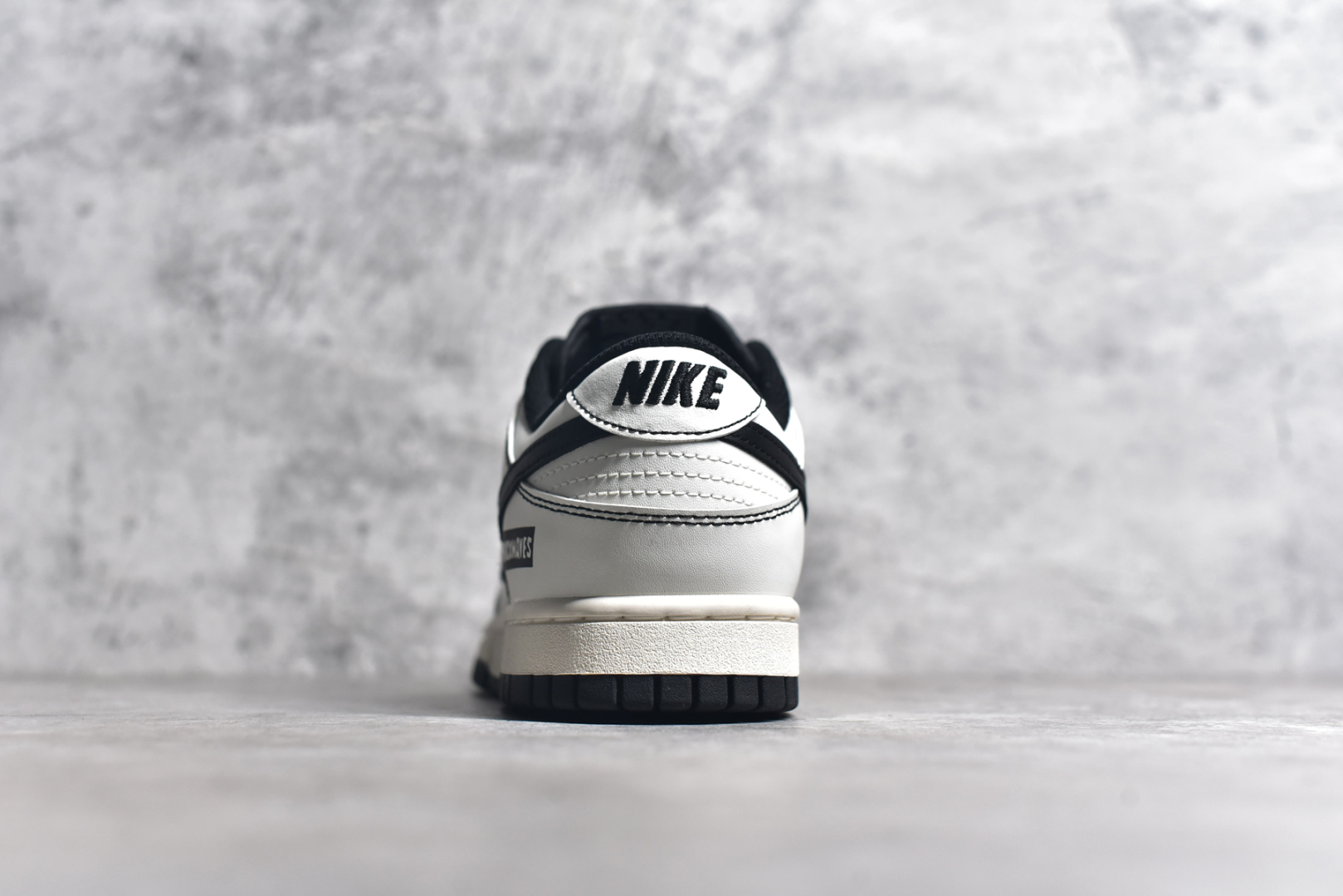 图片[5]-#NK Dunk Low \”Panda\” 线条熊猫 氧化做旧 高街潮流 复古低帮休闲板鞋 DD1391-100 #配色灵感来源以简约高街为主题，黑色线条增加了鞋子的层次感，米白配色的鞋面，简约又百搭。 尺码：40 40.5 41 42 42.5 43 44 44.5 45 46-选品中心