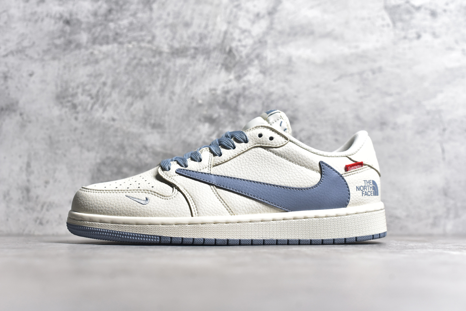 #Travis Scott x Nike Air Jordan 1 Low x The North Face x Supreme Air Jordan 1 Low 反转米蓝小钩倒钩 纯原版本 全鞋采用原装头层皮，用料扎实 精雕细琢 鞋型极致还原 飞翼3D打印改良 深度立体 四线中底拉帮皮料选材 钢印 背胶一应俱全 全新批次 原装原模大底全鞋原厂定制皮料，手感细腻正确折边工艺 完美细节诠释 货号：DIY1688 007 尺码：36 36.5 37.5 38 38.5 39 40 40.5 41 42 42.5 43 44 44.5 45-选品中心