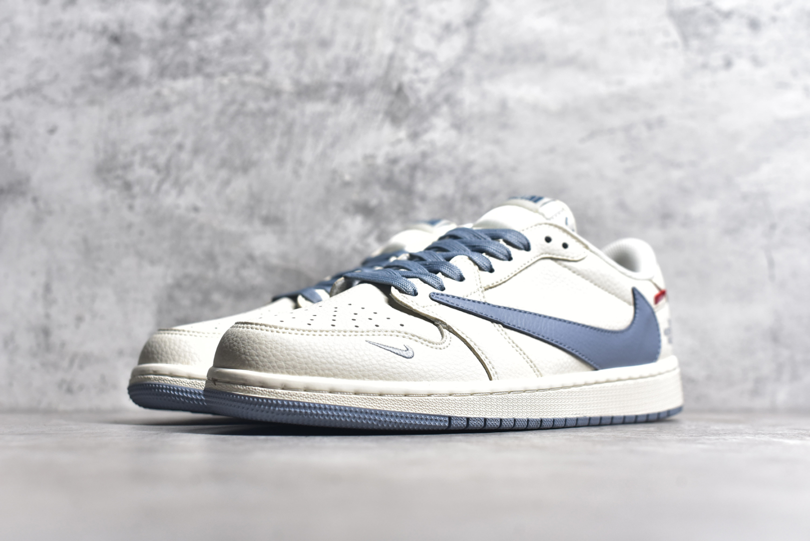图片[2]-#Travis Scott x Nike Air Jordan 1 Low x The North Face x Supreme Air Jordan 1 Low 反转米蓝小钩倒钩 纯原版本 全鞋采用原装头层皮，用料扎实 精雕细琢 鞋型极致还原 飞翼3D打印改良 深度立体 四线中底拉帮皮料选材 钢印 背胶一应俱全 全新批次 原装原模大底全鞋原厂定制皮料，手感细腻正确折边工艺 完美细节诠释 货号：DIY1688 007 尺码：36 36.5 37.5 38 38.5 39 40 40.5 41 42 42.5 43 44 44.5 45-选品中心