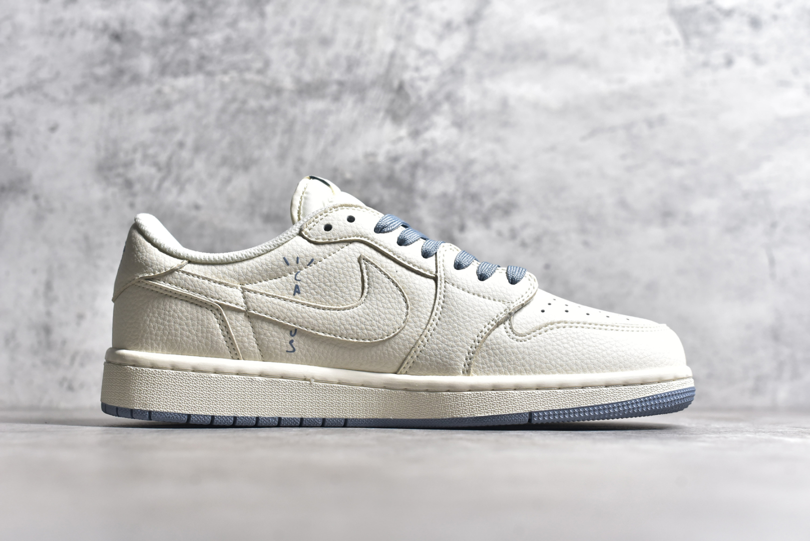图片[3]-#Travis Scott x Nike Air Jordan 1 Low x The North Face x Supreme Air Jordan 1 Low 反转米蓝小钩倒钩 纯原版本 全鞋采用原装头层皮，用料扎实 精雕细琢 鞋型极致还原 飞翼3D打印改良 深度立体 四线中底拉帮皮料选材 钢印 背胶一应俱全 全新批次 原装原模大底全鞋原厂定制皮料，手感细腻正确折边工艺 完美细节诠释 货号：DIY1688 007 尺码：36 36.5 37.5 38 38.5 39 40 40.5 41 42 42.5 43 44 44.5 45-选品中心