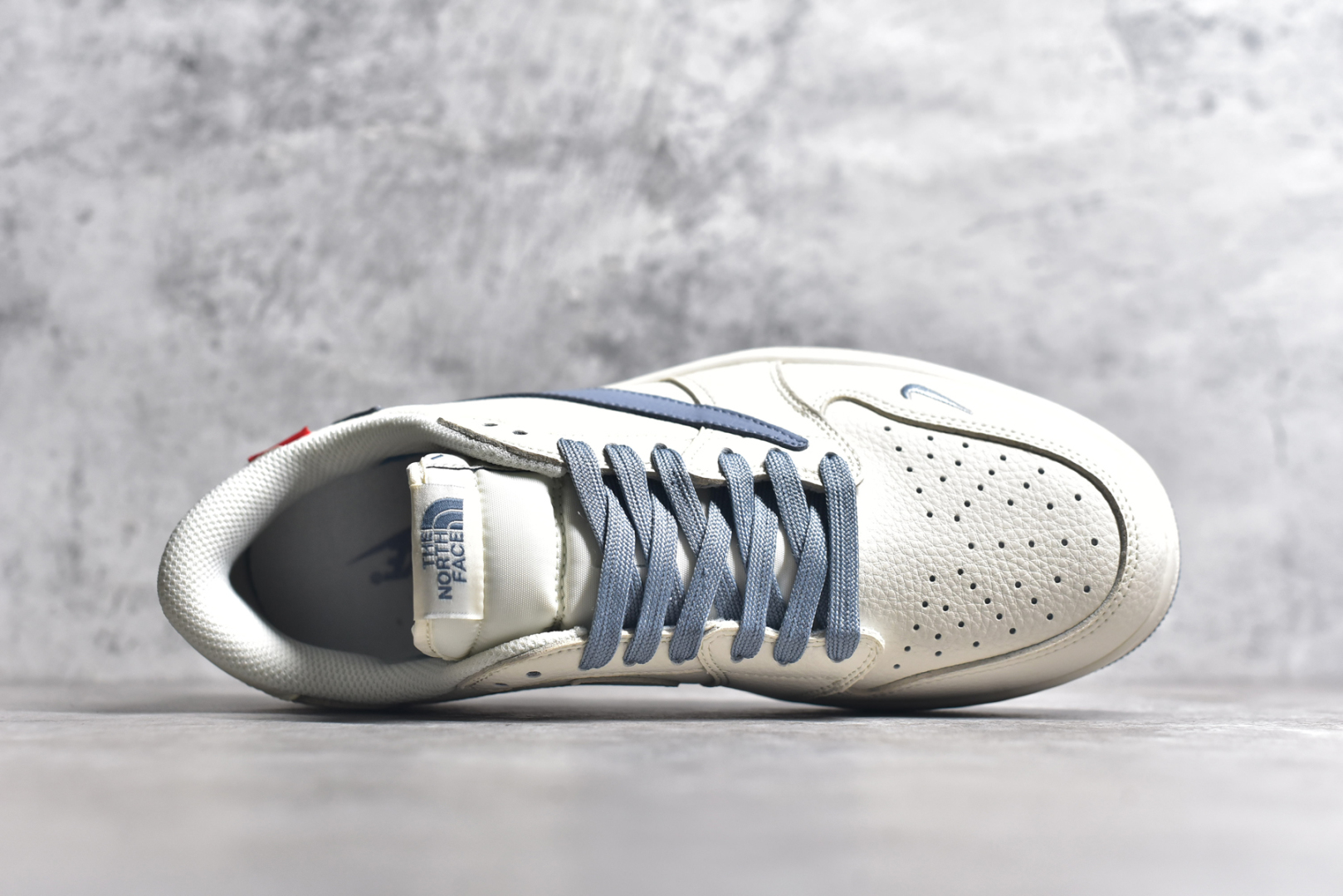 图片[4]-#Travis Scott x Nike Air Jordan 1 Low x The North Face x Supreme Air Jordan 1 Low 反转米蓝小钩倒钩 纯原版本 全鞋采用原装头层皮，用料扎实 精雕细琢 鞋型极致还原 飞翼3D打印改良 深度立体 四线中底拉帮皮料选材 钢印 背胶一应俱全 全新批次 原装原模大底全鞋原厂定制皮料，手感细腻正确折边工艺 完美细节诠释 货号：DIY1688 007 尺码：36 36.5 37.5 38 38.5 39 40 40.5 41 42 42.5 43 44 44.5 45-选品中心