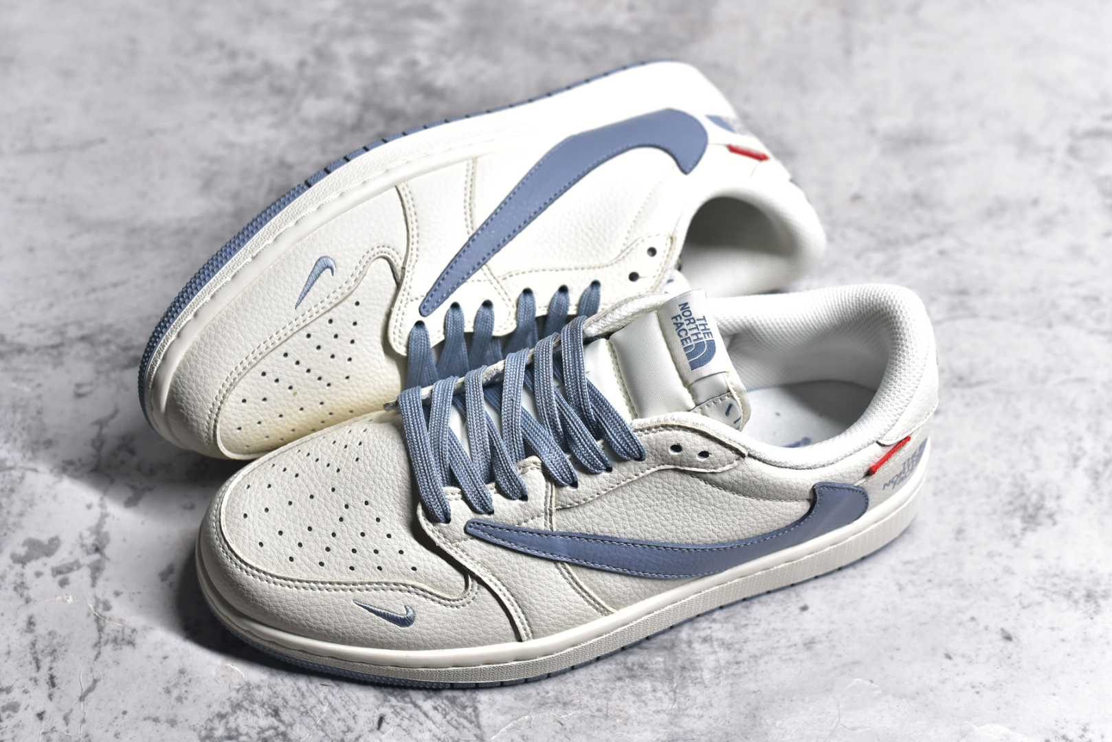 图片[7]-#Travis Scott x Nike Air Jordan 1 Low x The North Face x Supreme Air Jordan 1 Low 反转米蓝小钩倒钩 纯原版本 全鞋采用原装头层皮，用料扎实 精雕细琢 鞋型极致还原 飞翼3D打印改良 深度立体 四线中底拉帮皮料选材 钢印 背胶一应俱全 全新批次 原装原模大底全鞋原厂定制皮料，手感细腻正确折边工艺 完美细节诠释 货号：DIY1688 007 尺码：36 36.5 37.5 38 38.5 39 40 40.5 41 42 42.5 43 44 44.5 45-选品中心