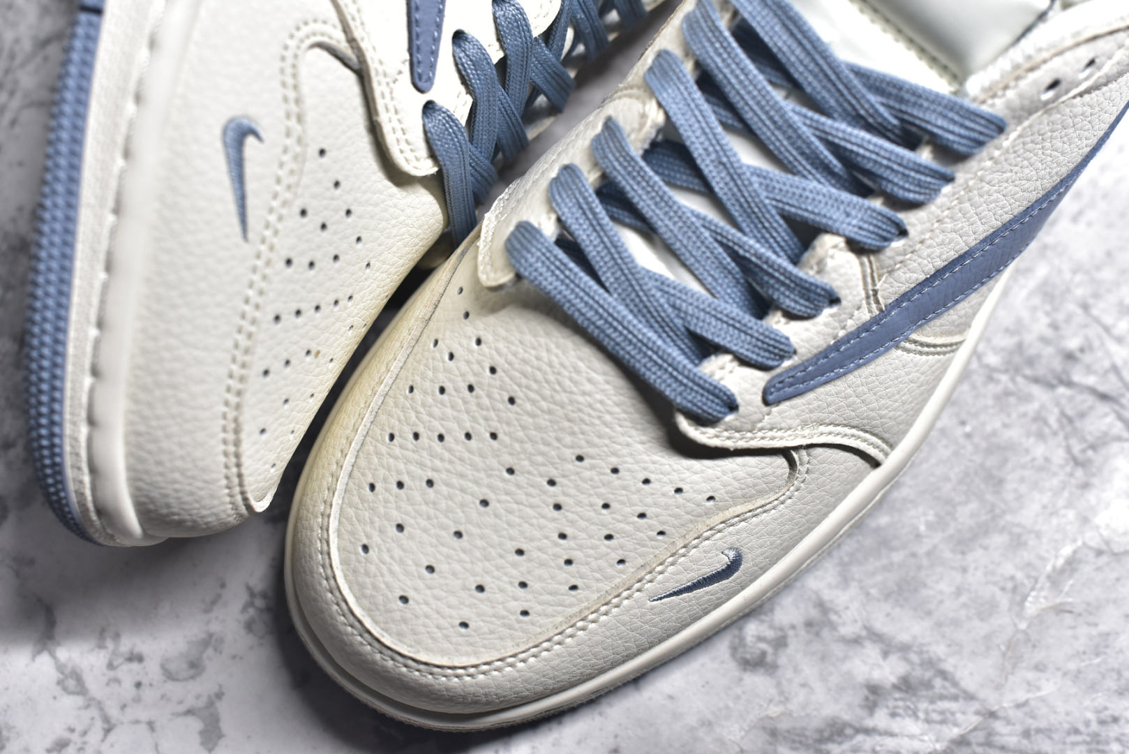 图片[8]-#Travis Scott x Nike Air Jordan 1 Low x The North Face x Supreme Air Jordan 1 Low 反转米蓝小钩倒钩 纯原版本 全鞋采用原装头层皮，用料扎实 精雕细琢 鞋型极致还原 飞翼3D打印改良 深度立体 四线中底拉帮皮料选材 钢印 背胶一应俱全 全新批次 原装原模大底全鞋原厂定制皮料，手感细腻正确折边工艺 完美细节诠释 货号：DIY1688 007 尺码：36 36.5 37.5 38 38.5 39 40 40.5 41 42 42.5 43 44 44.5 45-选品中心