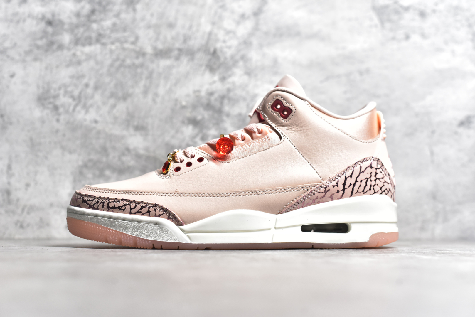 #Air Jordan 3 Retro \” Valentine\’s Day\” AJ3乔3 文化篮球鞋 HJ0178-600 国内一线大厂OG出品 匠心打造 原厂皮料原厂数据 全新纸板 模具打造 外贸 平台高端零售专供品质 品质毋庸置疑 一眼正品既视感 细节均已解码 尺码：36 36.5 37.5 38 38.5 39 40 40.5 41 42 42.5 43 44 44.5-选品中心