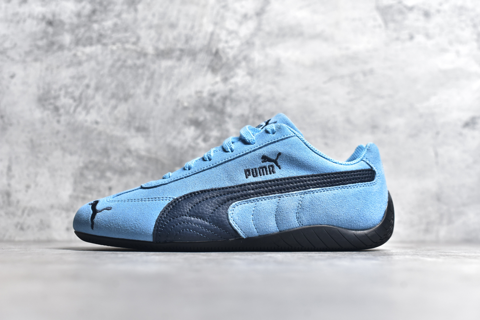#PUMA Speedca OG 彪马极速赛车系列低帮德训风拼接复古百搭休闲运动赛车鞋 鞋款从80、90年代赛车手所穿的防火赛车鞋为原型，鞋身线条模仿了赛车的流线廓形，体现了空气动力学原理的结构。简约流畅的外观，恰好又和贯穿其中的Formstrip Logo融合恰到好处，视觉上细节丰富且协调。本次Speedcat OG鞋款归来，最大看点自然式保留了窄版鞋型以及薄底构造。这两年各品牌鞋底越做越厚，Speedcat反其道而行之，上脚几乎无鞋底的效果带来耳目一新的视觉体验。鞋面依旧是以质感细腻的麂皮材质打造，并且大面积近乎全包裹的使用，复古味道也愈发浓烈。配色上更是将最原始的黑色和红色带回，向F1赛车队的标志性队服致敬。相信让各位一眼种草的更多是出挑的大红色，上脚即可瞬间点亮整体造型，在以球鞋为核心的OOTD中脱颖而出。而另一款黑色则是低调的万金油，彰显新潮个性的同时又不喧宾夺主，也是热爱简约系穿搭朋友的首选。 尺码：36 37 37.5 38 38.5 39 40 40.5 41 42 42.5 43 44 44.5 45 46-选品中心