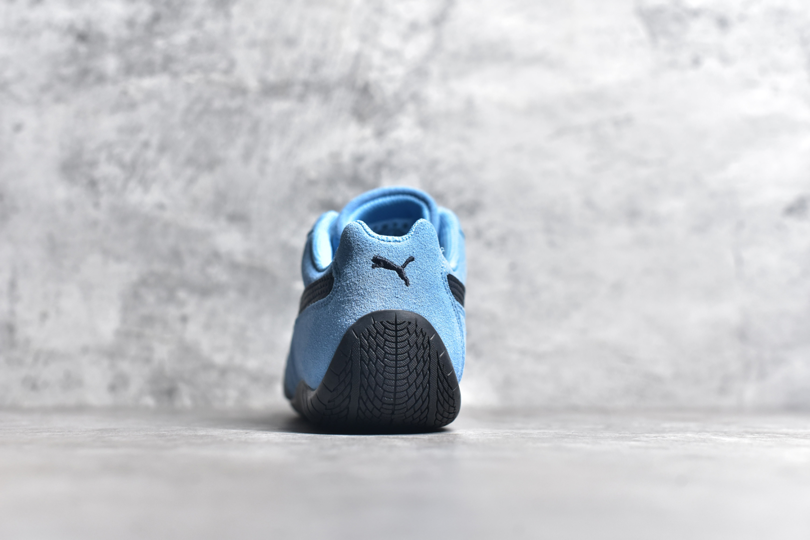 图片[5]-#PUMA Speedca OG 彪马极速赛车系列低帮德训风拼接复古百搭休闲运动赛车鞋 鞋款从80、90年代赛车手所穿的防火赛车鞋为原型，鞋身线条模仿了赛车的流线廓形，体现了空气动力学原理的结构。简约流畅的外观，恰好又和贯穿其中的Formstrip Logo融合恰到好处，视觉上细节丰富且协调。本次Speedcat OG鞋款归来，最大看点自然式保留了窄版鞋型以及薄底构造。这两年各品牌鞋底越做越厚，Speedcat反其道而行之，上脚几乎无鞋底的效果带来耳目一新的视觉体验。鞋面依旧是以质感细腻的麂皮材质打造，并且大面积近乎全包裹的使用，复古味道也愈发浓烈。配色上更是将最原始的黑色和红色带回，向F1赛车队的标志性队服致敬。相信让各位一眼种草的更多是出挑的大红色，上脚即可瞬间点亮整体造型，在以球鞋为核心的OOTD中脱颖而出。而另一款黑色则是低调的万金油，彰显新潮个性的同时又不喧宾夺主，也是热爱简约系穿搭朋友的首选。 尺码：36 37 37.5 38 38.5 39 40 40.5 41 42 42.5 43 44 44.5 45 46-选品中心