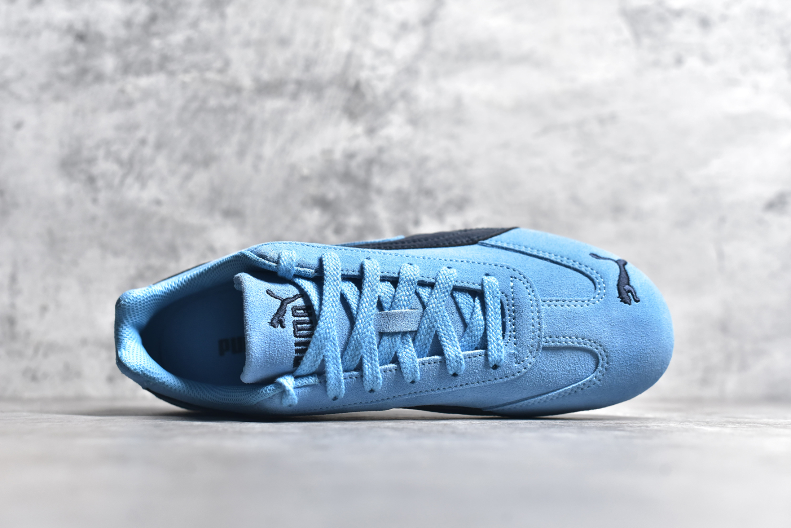 图片[4]-#PUMA Speedca OG 彪马极速赛车系列低帮德训风拼接复古百搭休闲运动赛车鞋 鞋款从80、90年代赛车手所穿的防火赛车鞋为原型，鞋身线条模仿了赛车的流线廓形，体现了空气动力学原理的结构。简约流畅的外观，恰好又和贯穿其中的Formstrip Logo融合恰到好处，视觉上细节丰富且协调。本次Speedcat OG鞋款归来，最大看点自然式保留了窄版鞋型以及薄底构造。这两年各品牌鞋底越做越厚，Speedcat反其道而行之，上脚几乎无鞋底的效果带来耳目一新的视觉体验。鞋面依旧是以质感细腻的麂皮材质打造，并且大面积近乎全包裹的使用，复古味道也愈发浓烈。配色上更是将最原始的黑色和红色带回，向F1赛车队的标志性队服致敬。相信让各位一眼种草的更多是出挑的大红色，上脚即可瞬间点亮整体造型，在以球鞋为核心的OOTD中脱颖而出。而另一款黑色则是低调的万金油，彰显新潮个性的同时又不喧宾夺主，也是热爱简约系穿搭朋友的首选。 尺码：36 37 37.5 38 38.5 39 40 40.5 41 42 42.5 43 44 44.5 45 46-选品中心