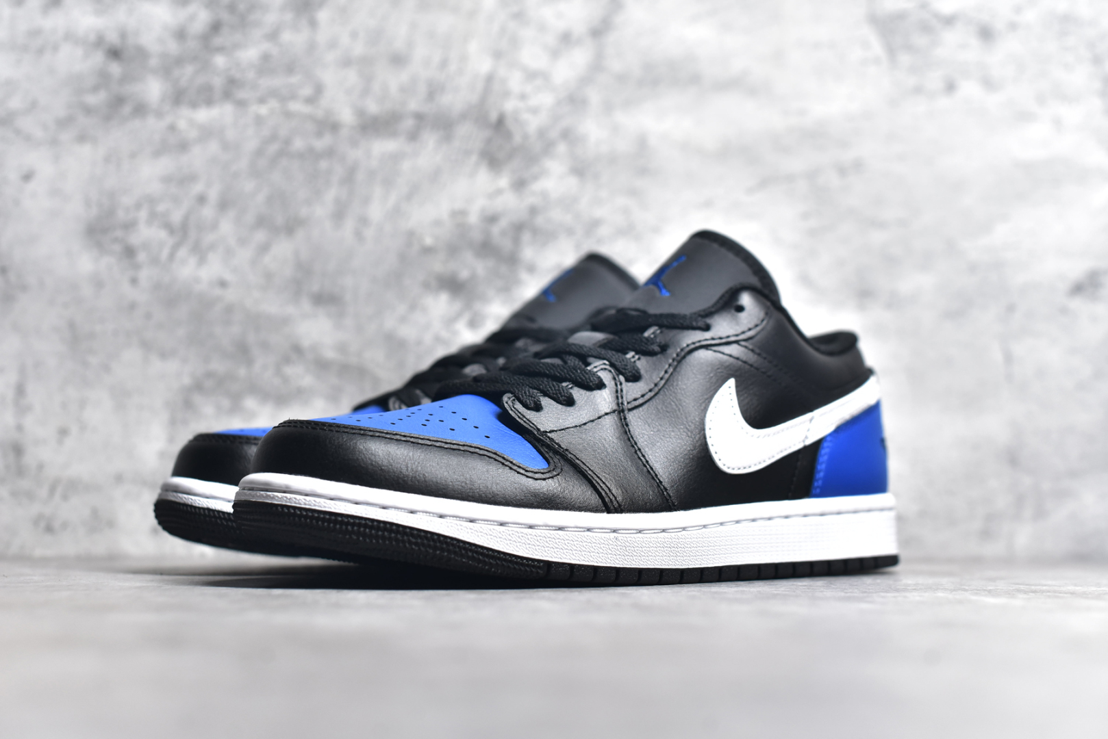 图片[2]-#Air Jordan AJ1 Low 低帮 黑蓝白 553558-042 终端优势供应 市面中低帮最具代表性版本没有之一 口碑大厂出品 品控大底版型不断改良更新 全套原纸板楦头开发 确保原汁原味 完美呈现版型 完美零毛边处理 原厂内置全掌气垫 价格定位良心 平台专用代工流水线出品 一眼公司既视感 拿到手的一瞬间就与众不同 碾压市面所有版本 全部原鞋开发 每一个配色都会采购原鞋确认细节 打破市面看图做货无好货之说 尺码：35.5 36 36.5 37.5 38 38.5 39 40 40.5 41 42 42.5 43 44 44.5 45 46-选品中心