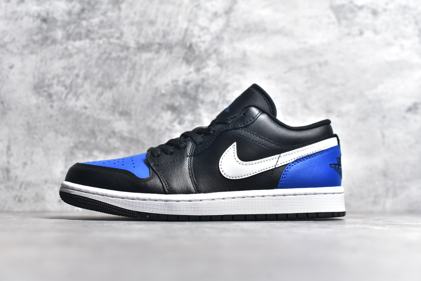 #Air Jordan AJ1 Low 低帮 黑蓝白 553558-042 终端优势供应 市面中低帮最具代表性版本没有之一 口碑大厂出品 品控大底版型不断改良更新 全套原纸板楦头开发 确保原汁原味 完美呈现版型 完美零毛边处理 原厂内置全掌气垫 价格定位良心 平台专用代工流水线出品 一眼公司既视感 拿到手的一瞬间就与众不同 碾压市面所有版本 全部原鞋开发 每一个配色都会采购原鞋确认细节 打破市面看图做货无好货之说 尺码：35.5 36 36.5 37.5 38 38.5 39 40 40.5 41 42 42.5 43 44 44.5 45 46-选品中心