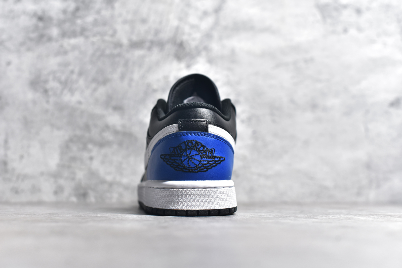 图片[5]-#Air Jordan AJ1 Low 低帮 黑蓝白 553558-042 终端优势供应 市面中低帮最具代表性版本没有之一 口碑大厂出品 品控大底版型不断改良更新 全套原纸板楦头开发 确保原汁原味 完美呈现版型 完美零毛边处理 原厂内置全掌气垫 价格定位良心 平台专用代工流水线出品 一眼公司既视感 拿到手的一瞬间就与众不同 碾压市面所有版本 全部原鞋开发 每一个配色都会采购原鞋确认细节 打破市面看图做货无好货之说 尺码：35.5 36 36.5 37.5 38 38.5 39 40 40.5 41 42 42.5 43 44 44.5 45 46-选品中心
