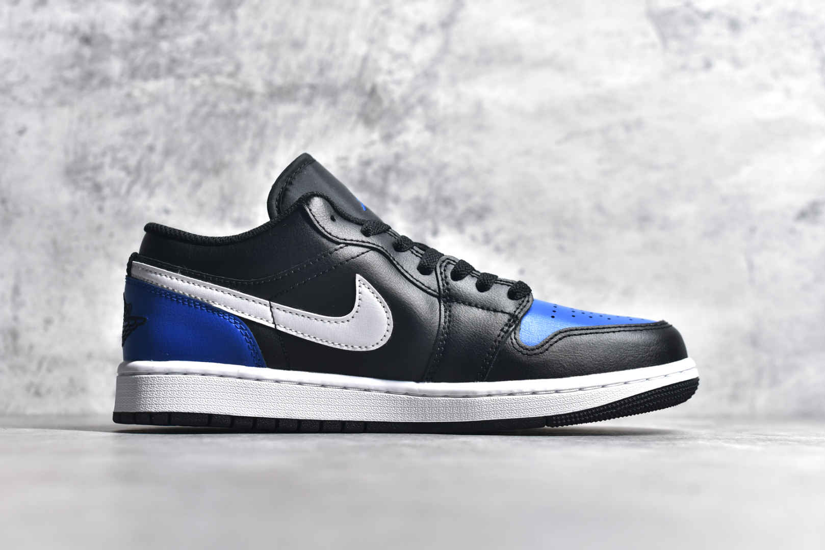 图片[3]-#Air Jordan AJ1 Low 低帮 黑蓝白 553558-042 终端优势供应 市面中低帮最具代表性版本没有之一 口碑大厂出品 品控大底版型不断改良更新 全套原纸板楦头开发 确保原汁原味 完美呈现版型 完美零毛边处理 原厂内置全掌气垫 价格定位良心 平台专用代工流水线出品 一眼公司既视感 拿到手的一瞬间就与众不同 碾压市面所有版本 全部原鞋开发 每一个配色都会采购原鞋确认细节 打破市面看图做货无好货之说 尺码：35.5 36 36.5 37.5 38 38.5 39 40 40.5 41 42 42.5 43 44 44.5 45 46-选品中心