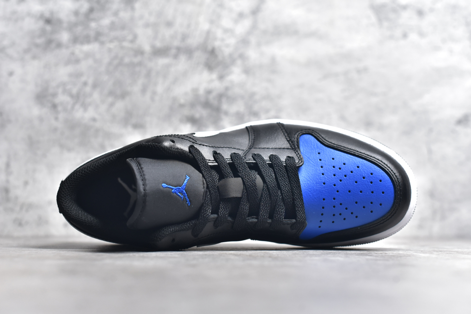 图片[4]-#Air Jordan AJ1 Low 低帮 黑蓝白 553558-042 终端优势供应 市面中低帮最具代表性版本没有之一 口碑大厂出品 品控大底版型不断改良更新 全套原纸板楦头开发 确保原汁原味 完美呈现版型 完美零毛边处理 原厂内置全掌气垫 价格定位良心 平台专用代工流水线出品 一眼公司既视感 拿到手的一瞬间就与众不同 碾压市面所有版本 全部原鞋开发 每一个配色都会采购原鞋确认细节 打破市面看图做货无好货之说 尺码：35.5 36 36.5 37.5 38 38.5 39 40 40.5 41 42 42.5 43 44 44.5 45 46-选品中心