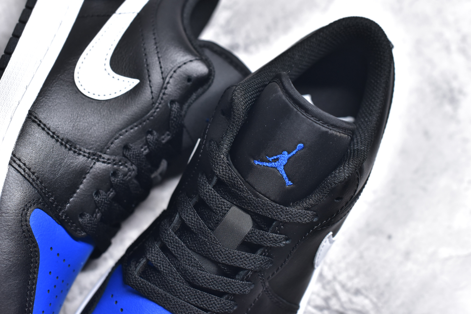 图片[9]-#Air Jordan AJ1 Low 低帮 黑蓝白 553558-042 终端优势供应 市面中低帮最具代表性版本没有之一 口碑大厂出品 品控大底版型不断改良更新 全套原纸板楦头开发 确保原汁原味 完美呈现版型 完美零毛边处理 原厂内置全掌气垫 价格定位良心 平台专用代工流水线出品 一眼公司既视感 拿到手的一瞬间就与众不同 碾压市面所有版本 全部原鞋开发 每一个配色都会采购原鞋确认细节 打破市面看图做货无好货之说 尺码：35.5 36 36.5 37.5 38 38.5 39 40 40.5 41 42 42.5 43 44 44.5 45 46-选品中心