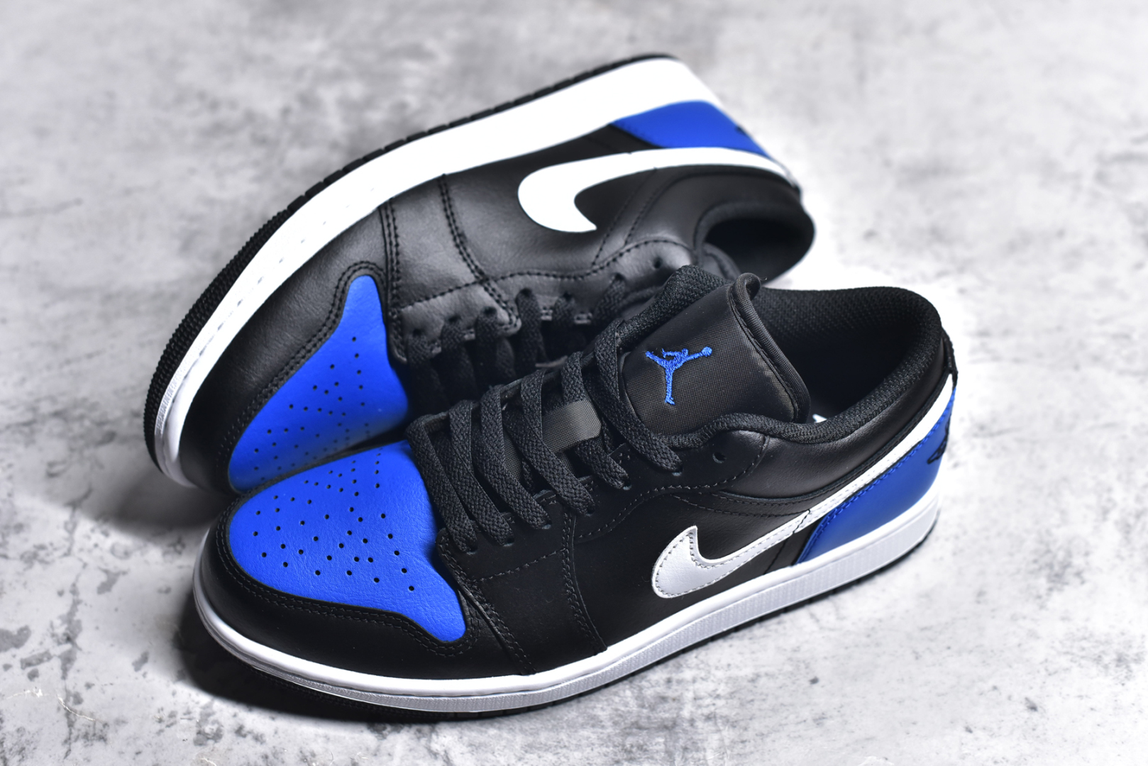 图片[7]-#Air Jordan AJ1 Low 低帮 黑蓝白 553558-042 终端优势供应 市面中低帮最具代表性版本没有之一 口碑大厂出品 品控大底版型不断改良更新 全套原纸板楦头开发 确保原汁原味 完美呈现版型 完美零毛边处理 原厂内置全掌气垫 价格定位良心 平台专用代工流水线出品 一眼公司既视感 拿到手的一瞬间就与众不同 碾压市面所有版本 全部原鞋开发 每一个配色都会采购原鞋确认细节 打破市面看图做货无好货之说 尺码：35.5 36 36.5 37.5 38 38.5 39 40 40.5 41 42 42.5 43 44 44.5 45 46-选品中心