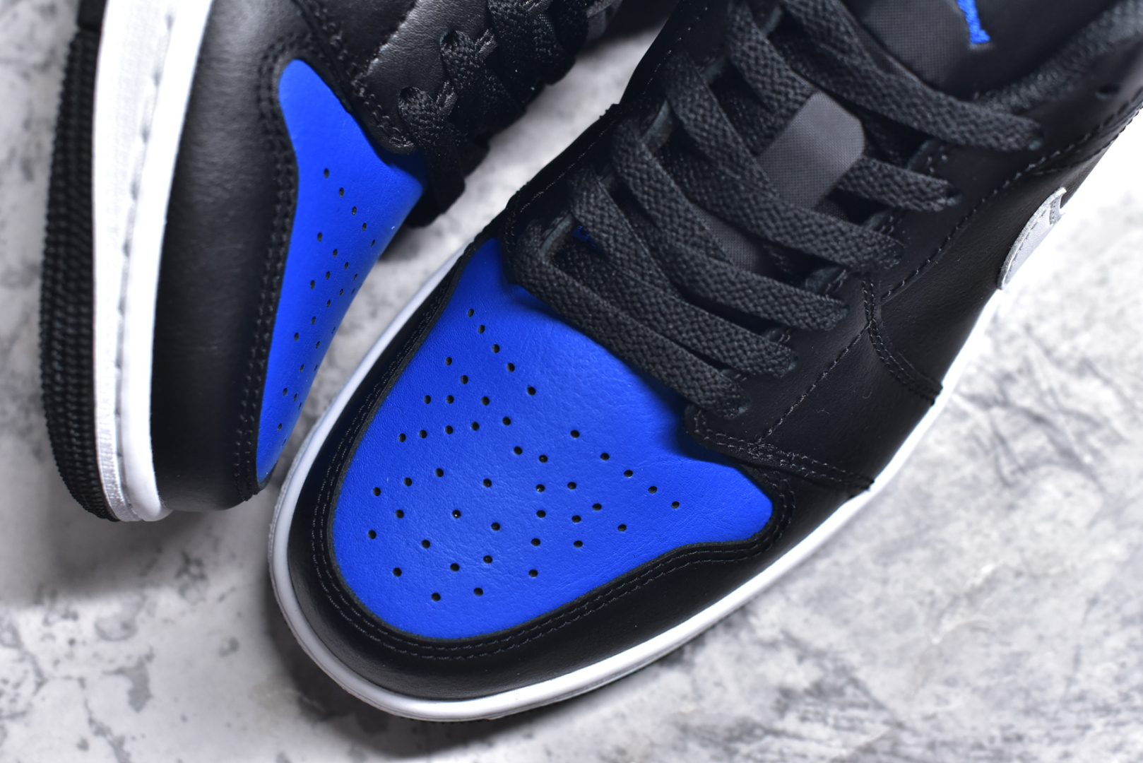 图片[8]-#Air Jordan AJ1 Low 低帮 黑蓝白 553558-042 终端优势供应 市面中低帮最具代表性版本没有之一 口碑大厂出品 品控大底版型不断改良更新 全套原纸板楦头开发 确保原汁原味 完美呈现版型 完美零毛边处理 原厂内置全掌气垫 价格定位良心 平台专用代工流水线出品 一眼公司既视感 拿到手的一瞬间就与众不同 碾压市面所有版本 全部原鞋开发 每一个配色都会采购原鞋确认细节 打破市面看图做货无好货之说 尺码：35.5 36 36.5 37.5 38 38.5 39 40 40.5 41 42 42.5 43 44 44.5 45 46-选品中心