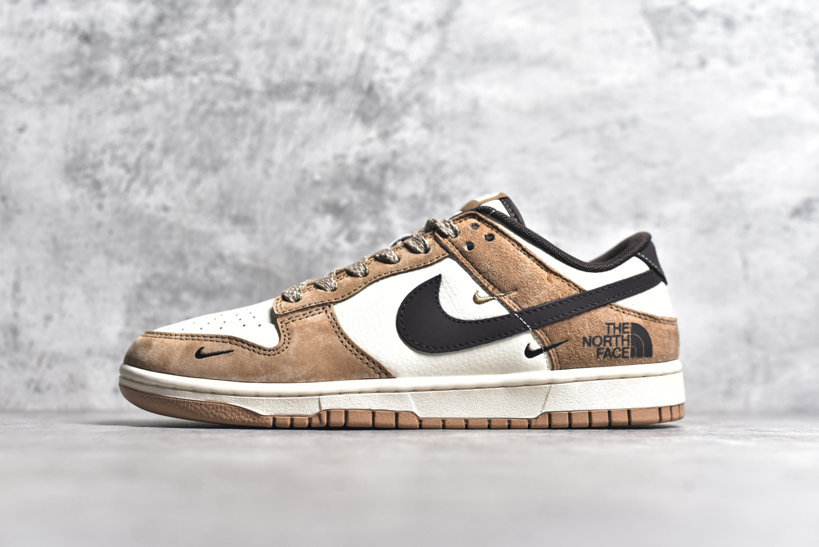 #NK SB Dunk Low 北面联名-黑白棕 周年高端定制 低帮休闲板鞋 XS1086-004 #定制鞋盒 大厂纯原品质出货 超高清洁度 皮料切割干净无任何毛边 细节完美 尺码：36 36.5 37.5 38 38.5 39 40 40.5 41 42 42.5 43 44 44.5 45-选品中心