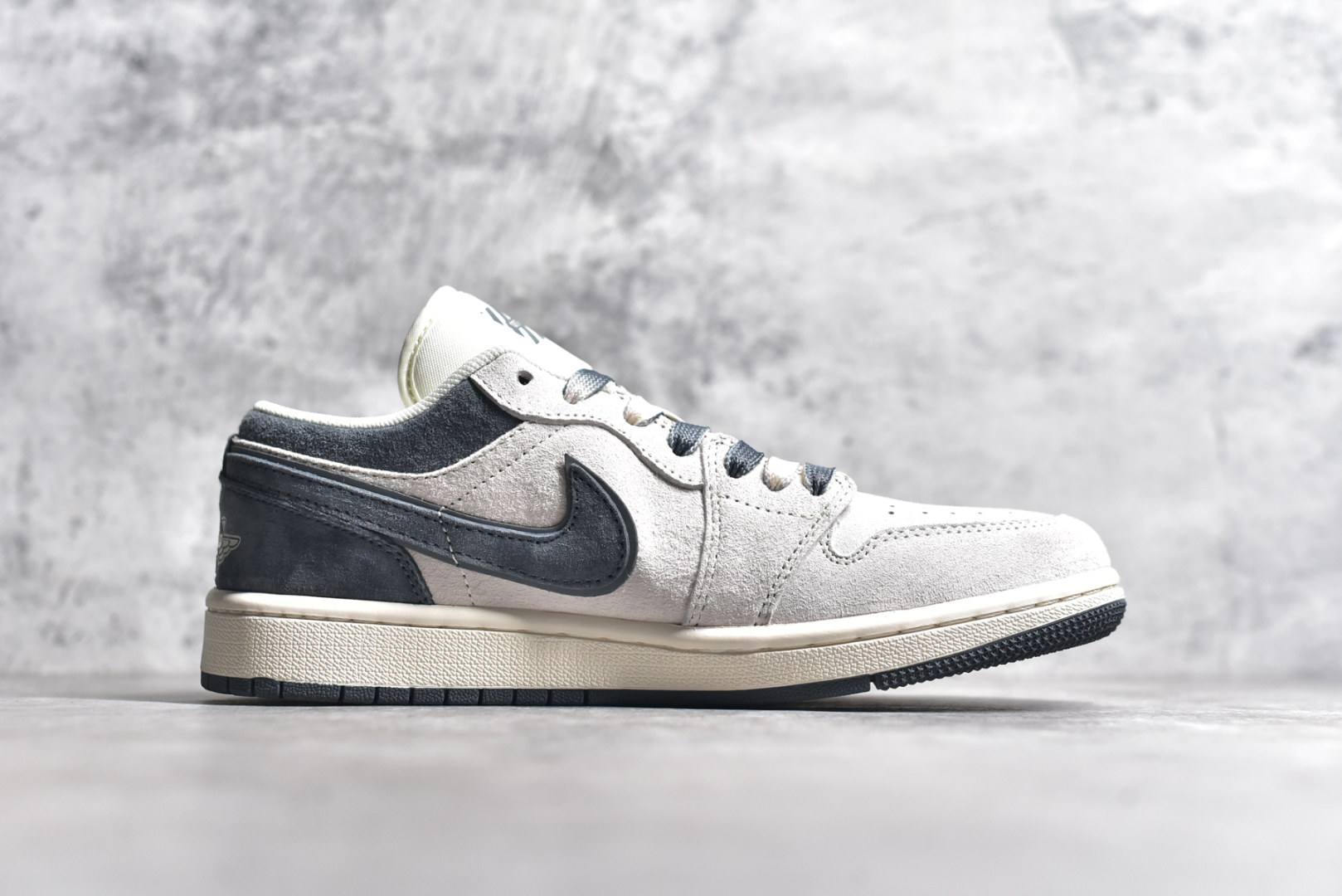 图片[3]-#Air Jordan 1 Low AJ1 乔1 OF联名-全猪八水泥灰标 高端定制 低帮复古篮球鞋 DM9188-002 #定制鞋盒 大厂纯原品质出货 超高清洁度 皮料切割干净无任何毛边 细节完美 尺码：36 36.5 37.5 38 38.5 39 40 40.5 41 42 42.5 43 44 44.5 45-选品中心