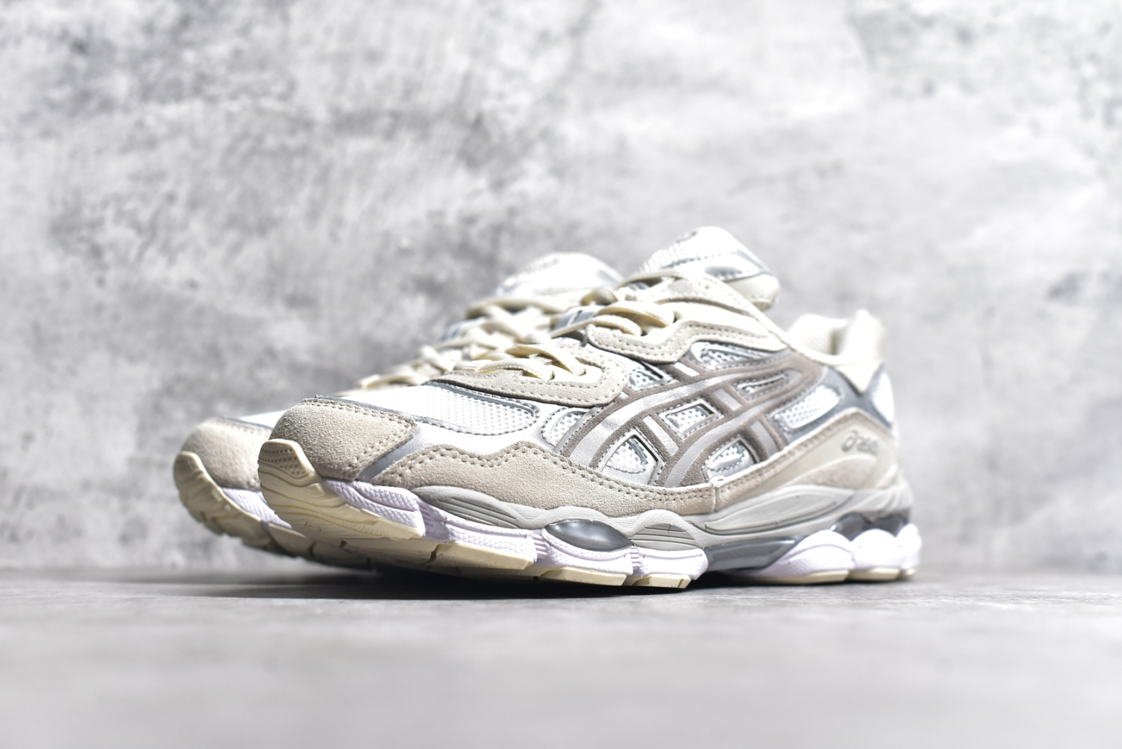 图片[2]-#Asics GEL-NYC 亚瑟士防滑耐磨透气低帮运动休闲鞋 GEL-NYC™ 运动鞋的灵感源自传统和现代高性能跑步风格 其鞋面结构参考了 2000 年代初的 GEL-NIMBUS™ 3 鞋 并将其与 MC-PLUS V 设计中的各种装饰融为一体 该工装通过使用 GEL-CUMULUS® 16 鞋的工装系统来对比鞋面的复古风格 通过轻质泡沫和 GEL® 技术嵌入物的结合 这种中底结构有助于创造先进的脚底舒适度 尺码：36 37 37.5 38 39 40.5 41.5 42 42.5 43.5 44 45-选品中心