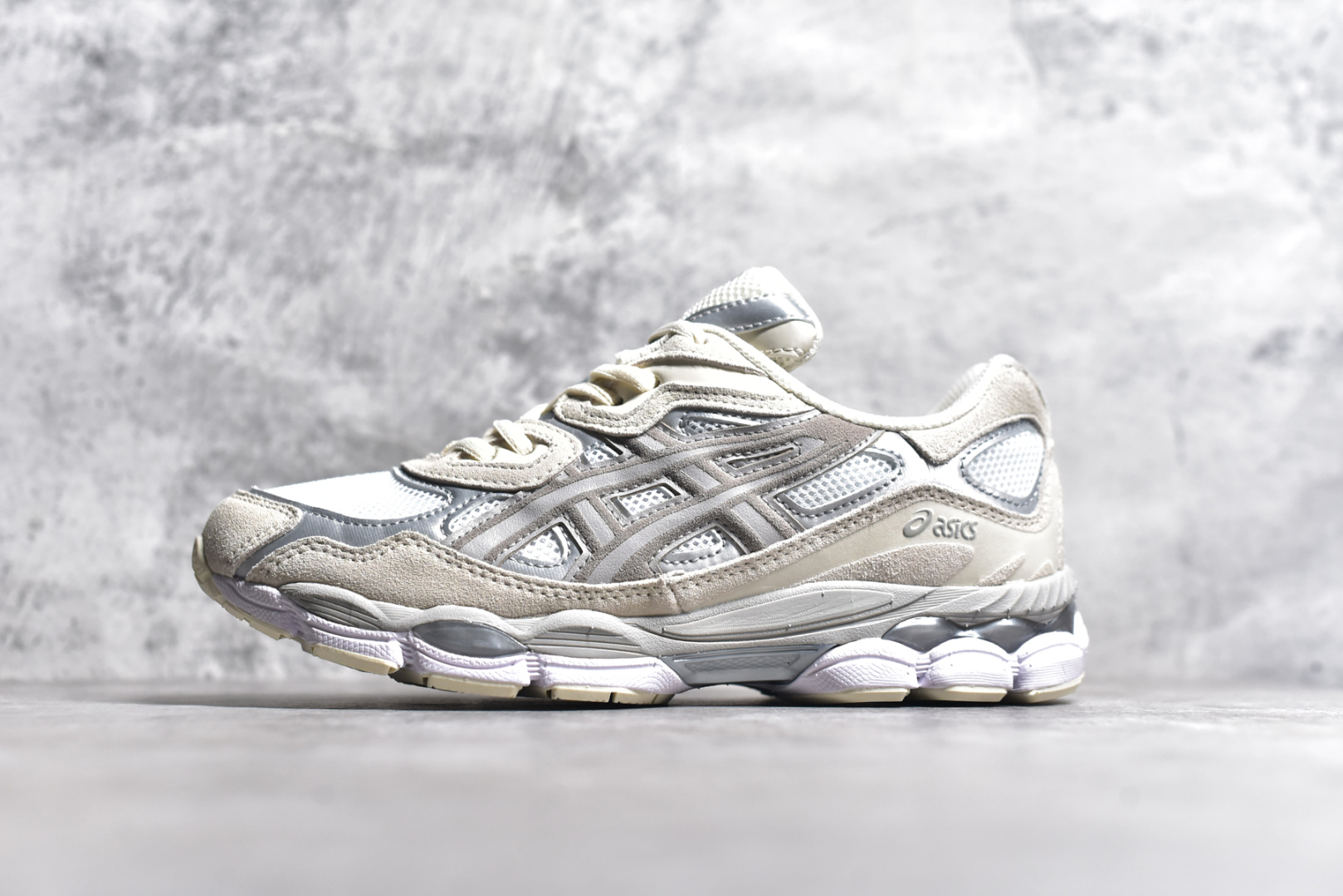 #Asics GEL-NYC 亚瑟士防滑耐磨透气低帮运动休闲鞋 GEL-NYC™ 运动鞋的灵感源自传统和现代高性能跑步风格 其鞋面结构参考了 2000 年代初的 GEL-NIMBUS™ 3 鞋 并将其与 MC-PLUS V 设计中的各种装饰融为一体 该工装通过使用 GEL-CUMULUS® 16 鞋的工装系统来对比鞋面的复古风格 通过轻质泡沫和 GEL® 技术嵌入物的结合 这种中底结构有助于创造先进的脚底舒适度 尺码：36 37 37.5 38 39 40.5 41.5 42 42.5 43.5 44 45-选品中心