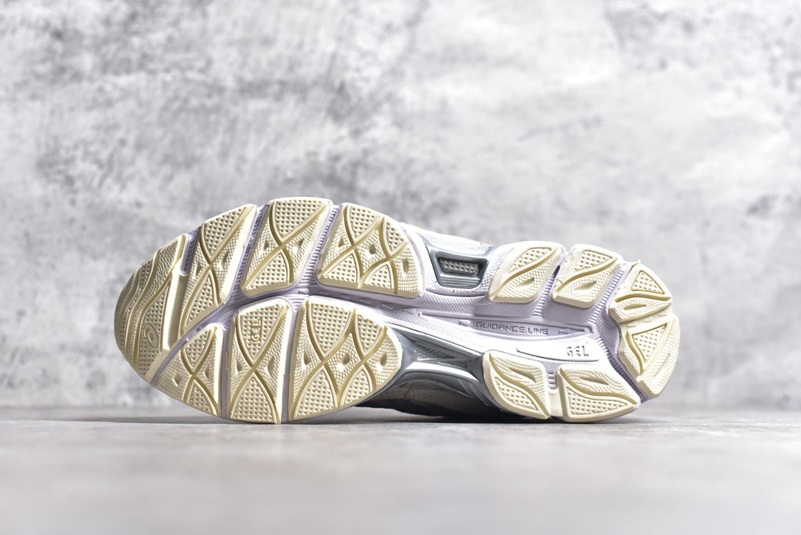 图片[6]-#Asics GEL-NYC 亚瑟士防滑耐磨透气低帮运动休闲鞋 GEL-NYC™ 运动鞋的灵感源自传统和现代高性能跑步风格 其鞋面结构参考了 2000 年代初的 GEL-NIMBUS™ 3 鞋 并将其与 MC-PLUS V 设计中的各种装饰融为一体 该工装通过使用 GEL-CUMULUS® 16 鞋的工装系统来对比鞋面的复古风格 通过轻质泡沫和 GEL® 技术嵌入物的结合 这种中底结构有助于创造先进的脚底舒适度 尺码：36 37 37.5 38 39 40.5 41.5 42 42.5 43.5 44 45-选品中心
