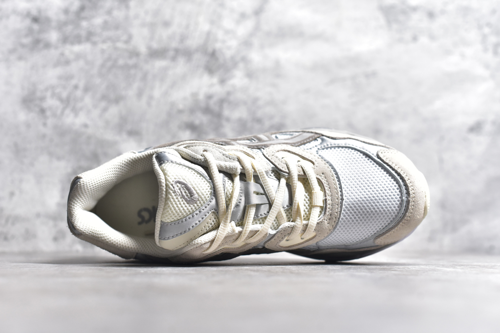 图片[4]-#Asics GEL-NYC 亚瑟士防滑耐磨透气低帮运动休闲鞋 GEL-NYC™ 运动鞋的灵感源自传统和现代高性能跑步风格 其鞋面结构参考了 2000 年代初的 GEL-NIMBUS™ 3 鞋 并将其与 MC-PLUS V 设计中的各种装饰融为一体 该工装通过使用 GEL-CUMULUS® 16 鞋的工装系统来对比鞋面的复古风格 通过轻质泡沫和 GEL® 技术嵌入物的结合 这种中底结构有助于创造先进的脚底舒适度 尺码：36 37 37.5 38 39 40.5 41.5 42 42.5 43.5 44 45-选品中心